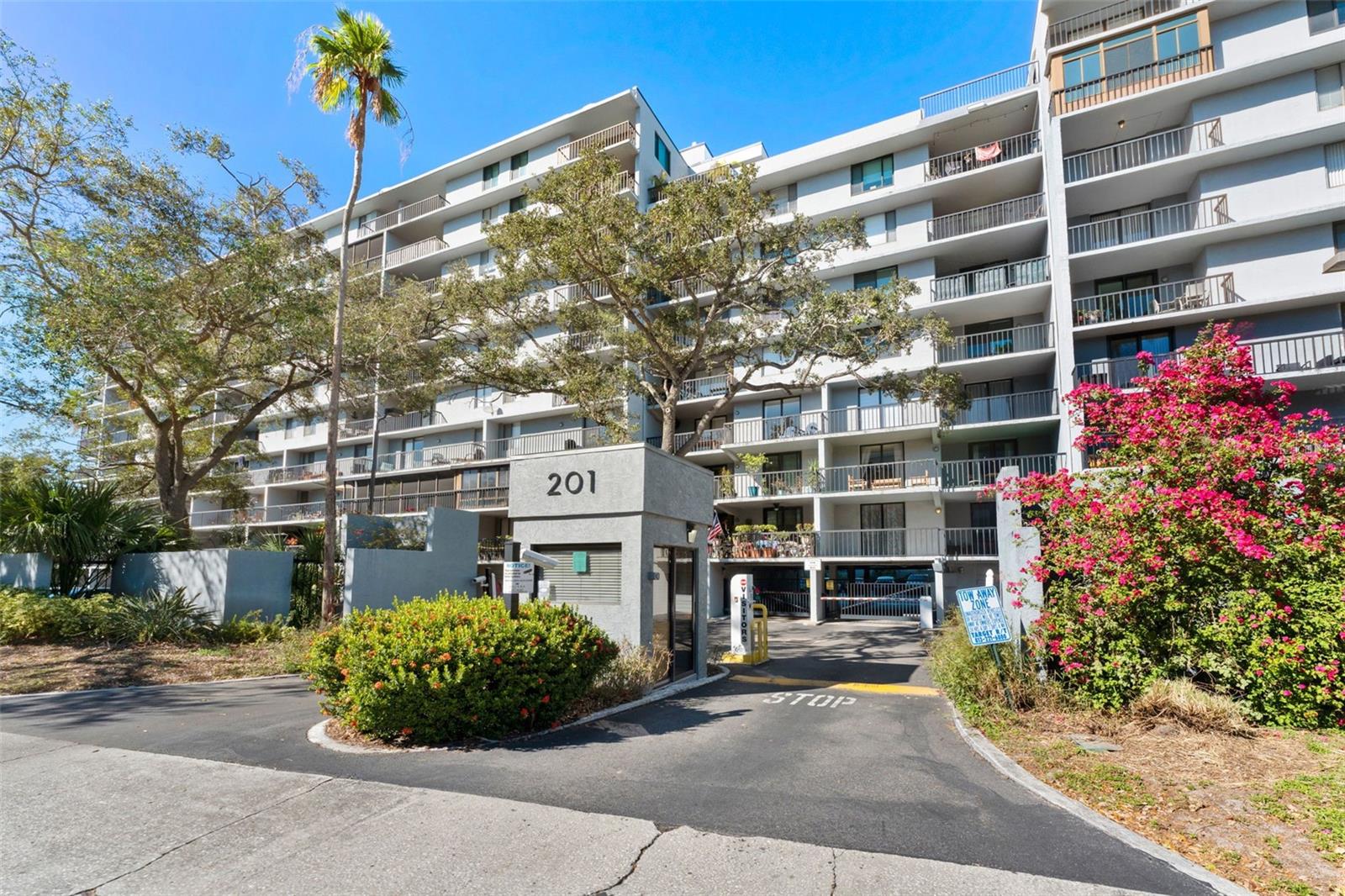 201 W LAUREL ST #503