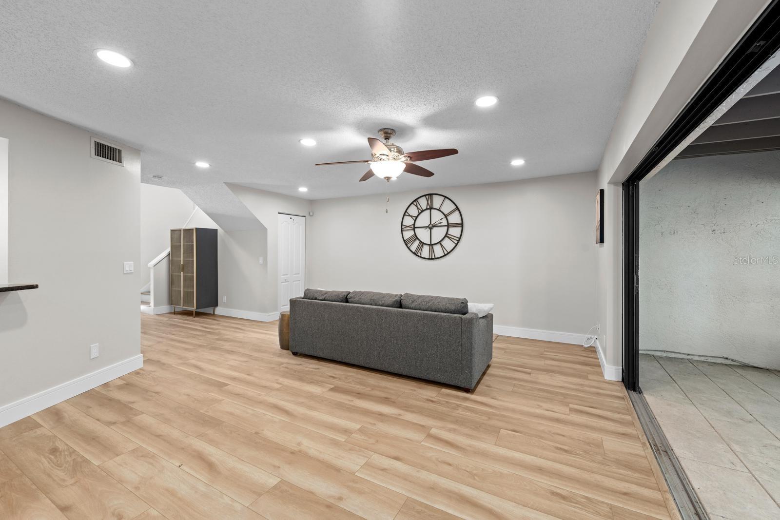 1919 WHISPERING WAY