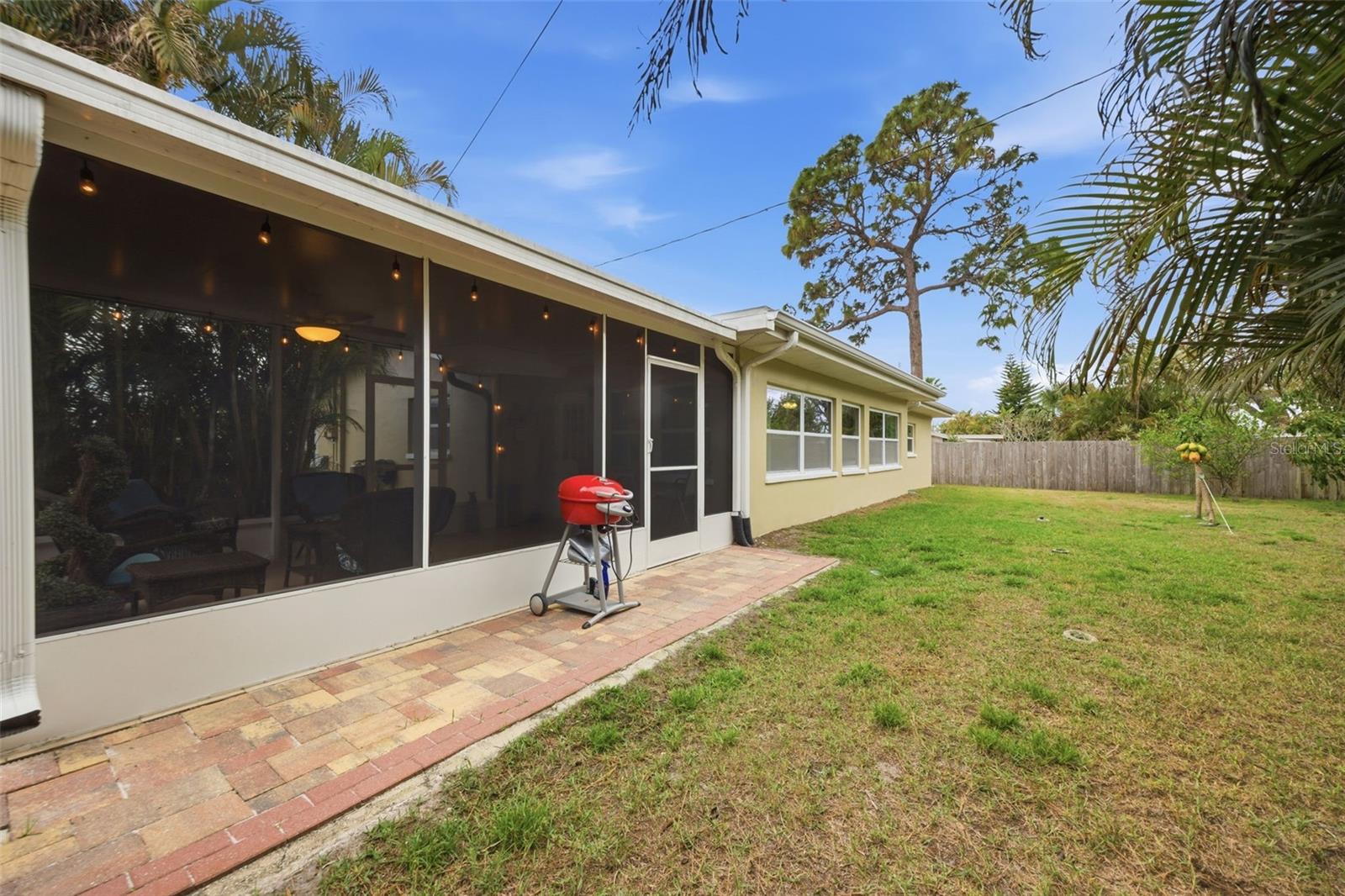 2036 W RIDGE DR