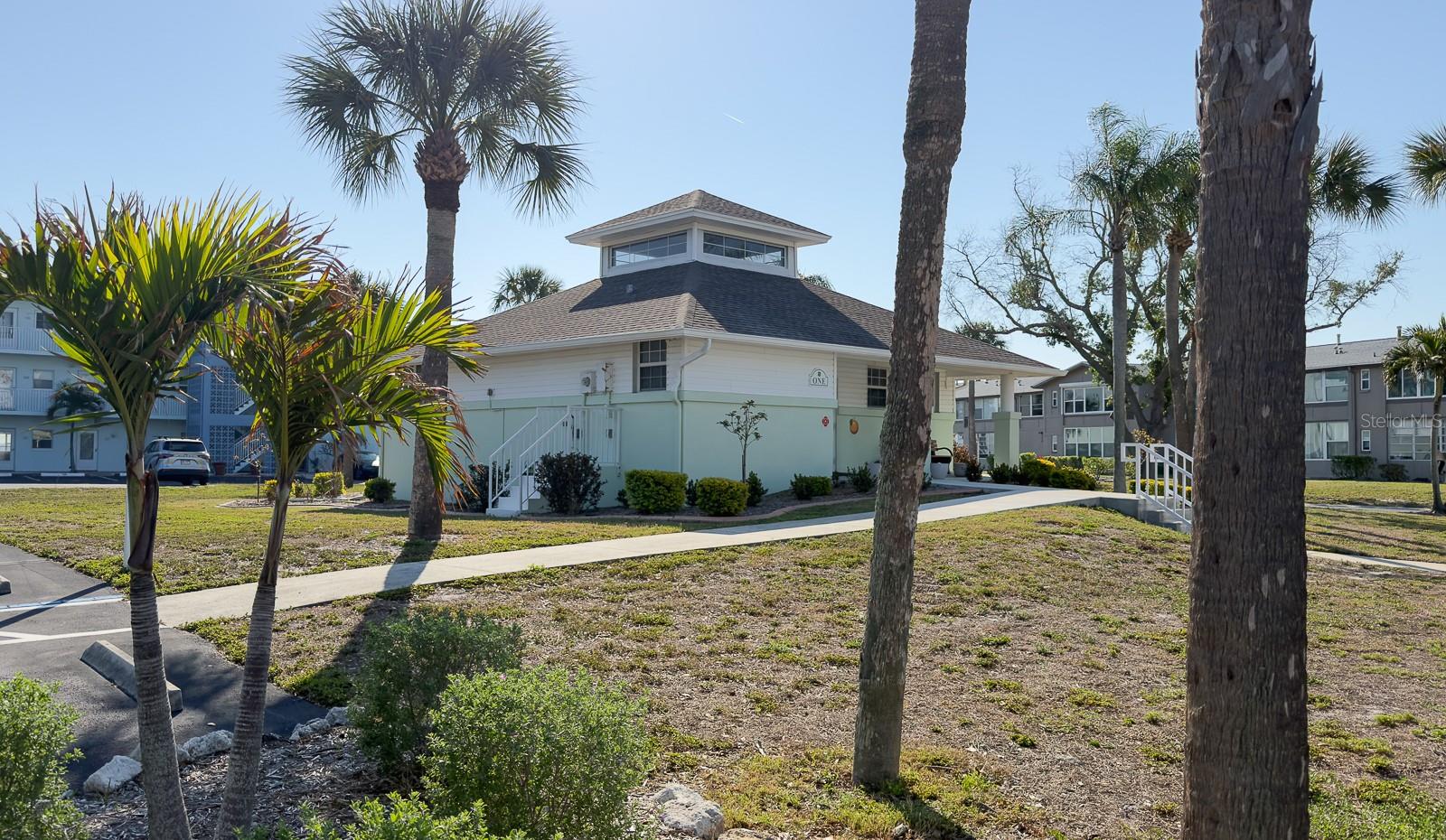 8 GLENCOE PL #104