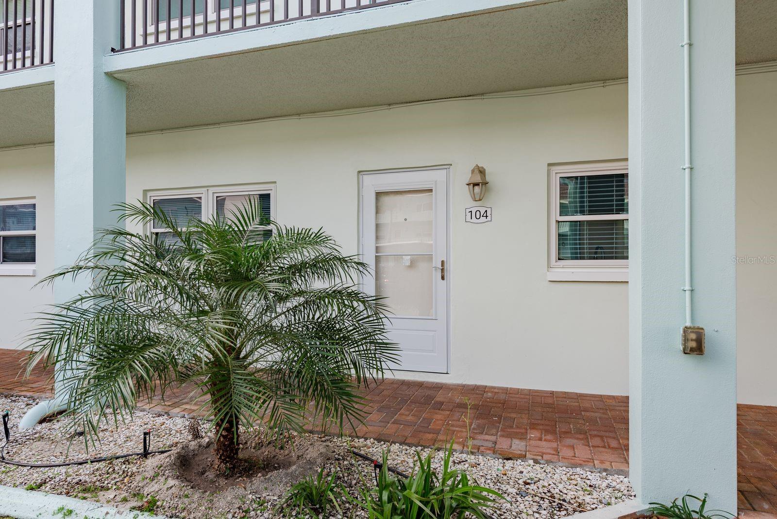 8 GLENCOE PL #104