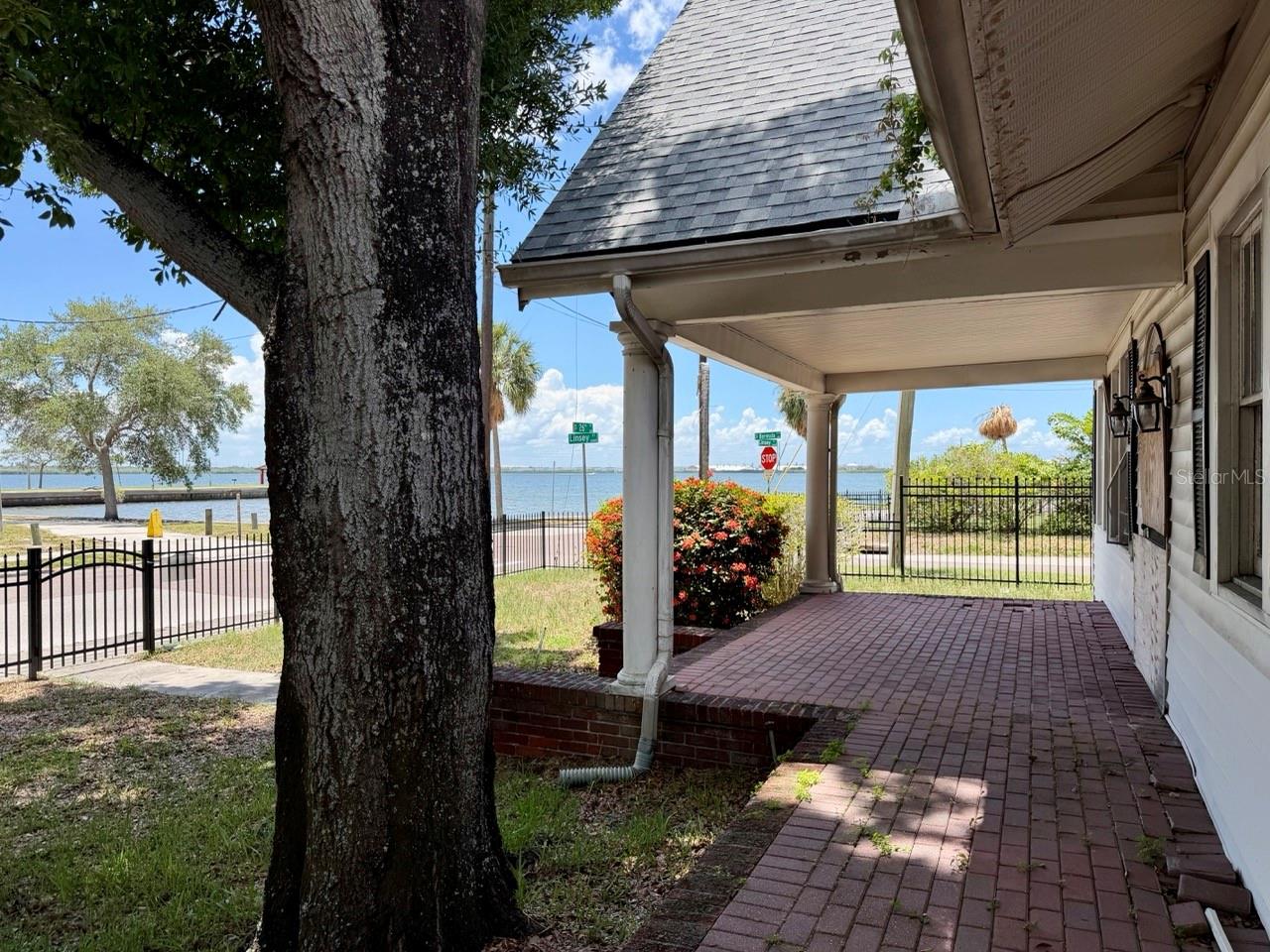 315 S BERMUDA BLVD
