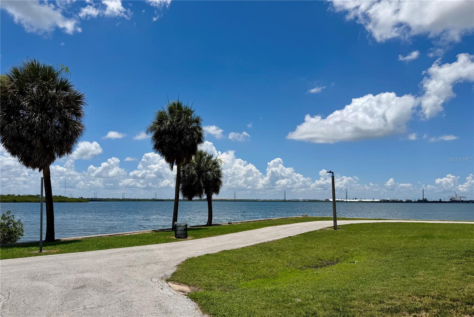 315 S BERMUDA BLVD