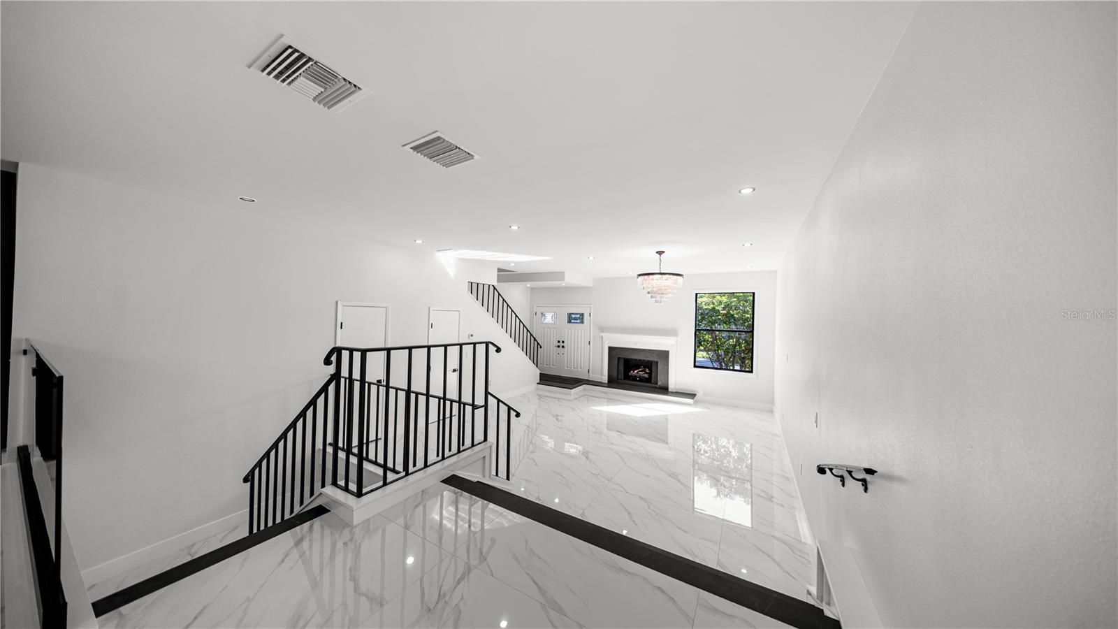 164 E DAVIS BLVD