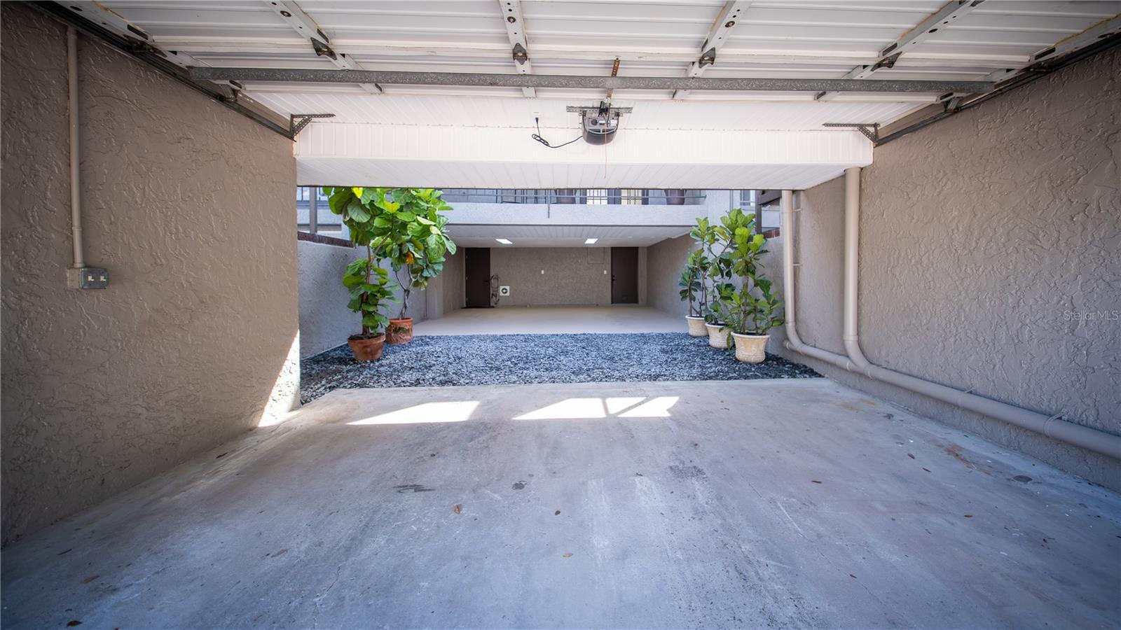 164 E DAVIS BLVD