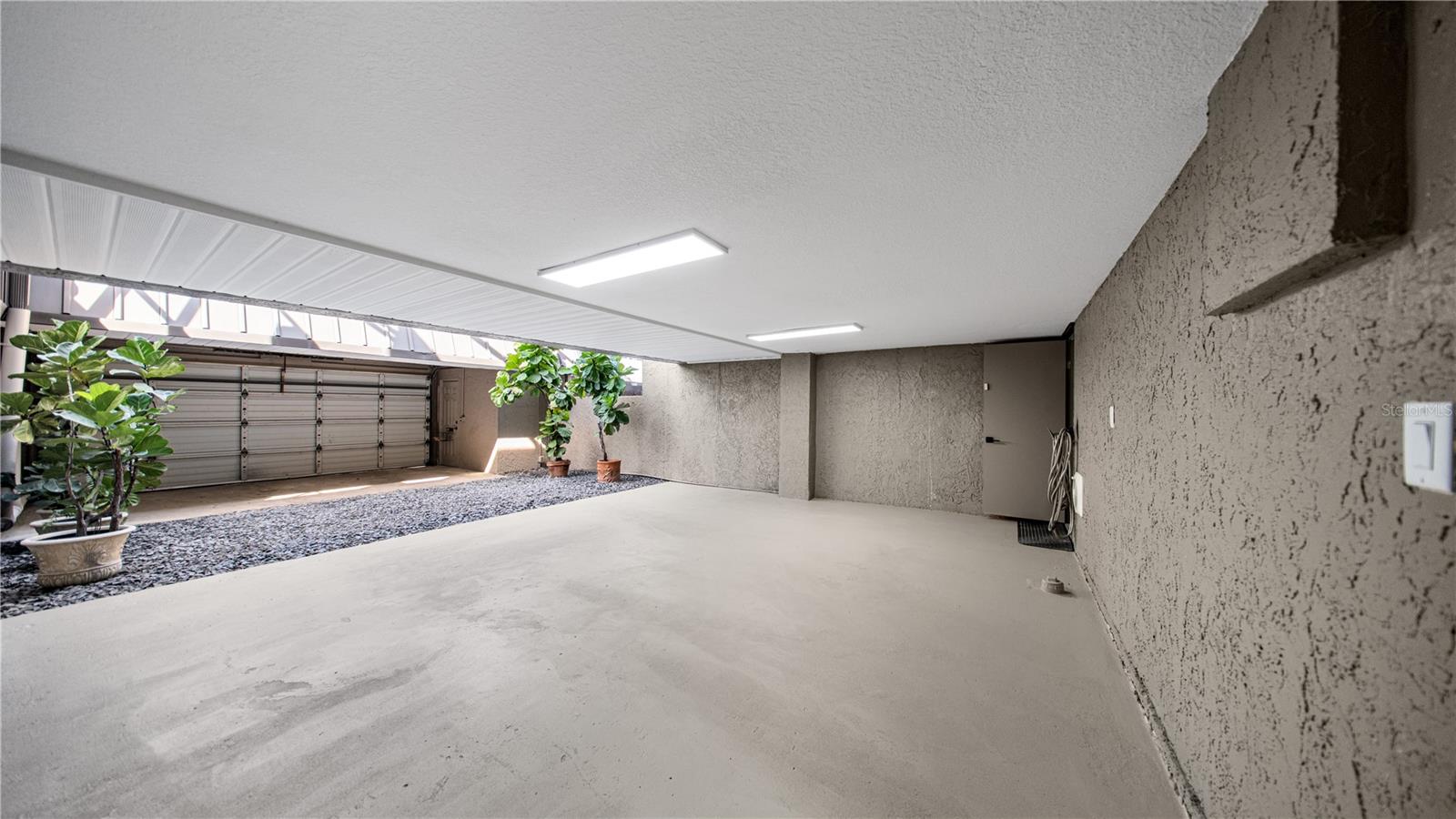 164 E DAVIS BLVD