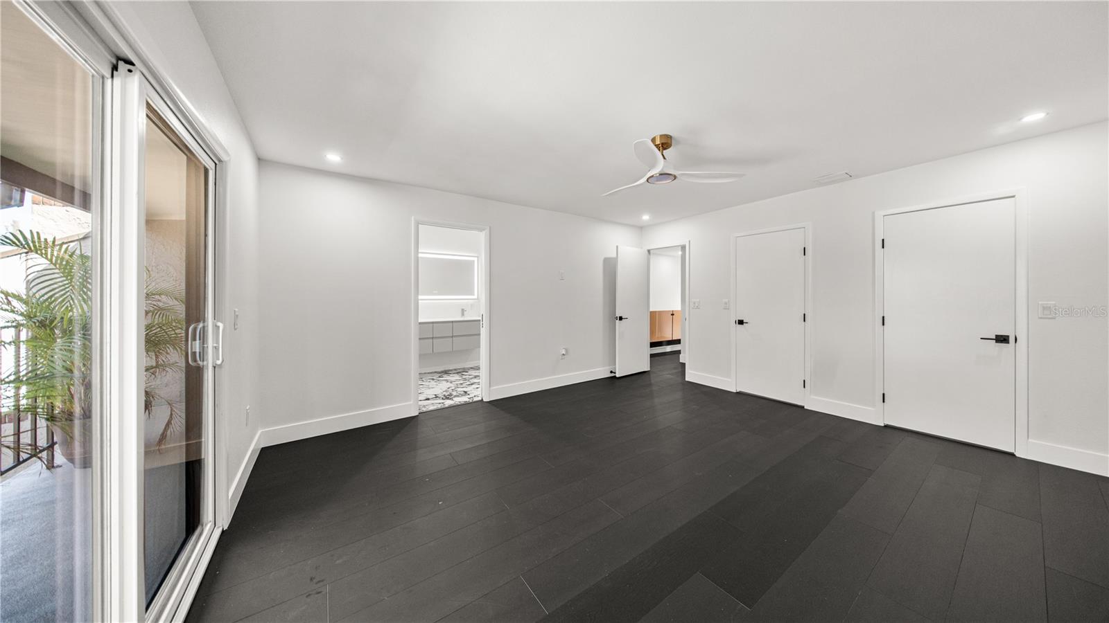 164 E DAVIS BLVD
