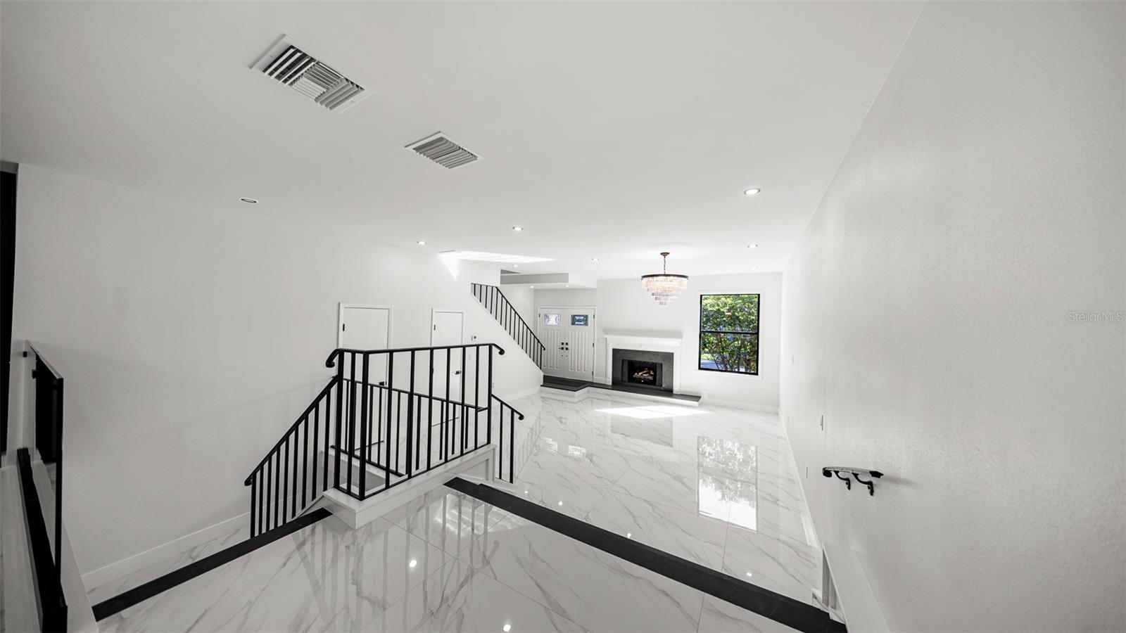 164 E DAVIS BLVD