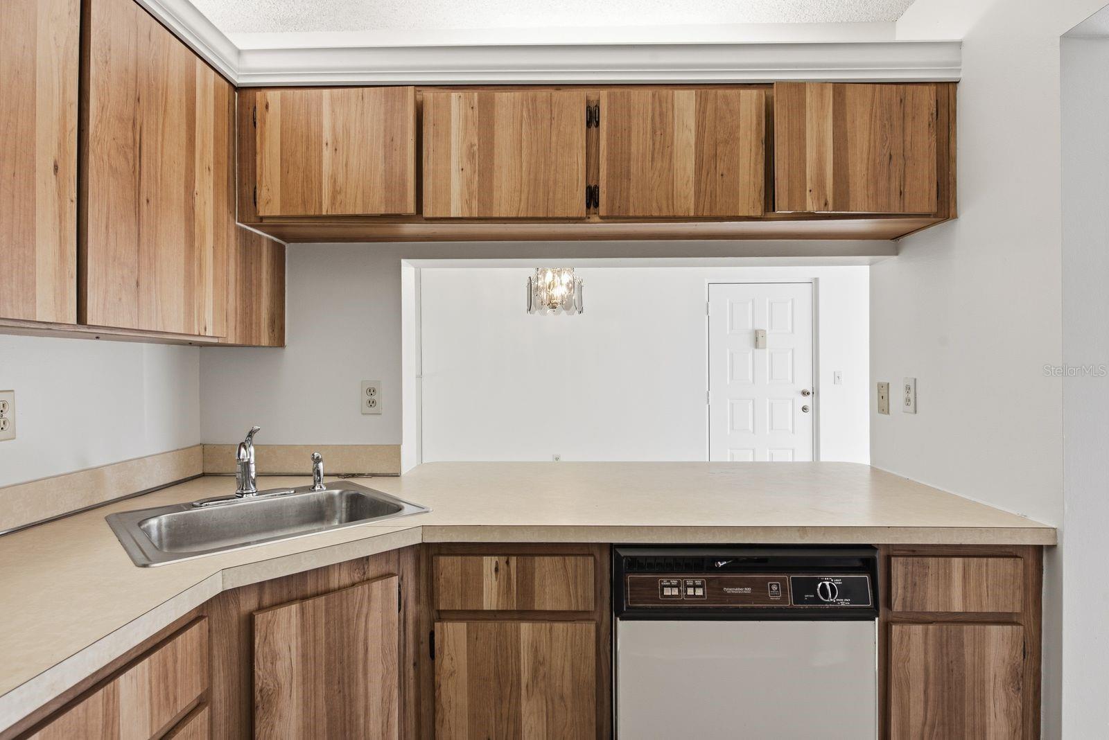 1871 PINE RIDGE WAY W #E1