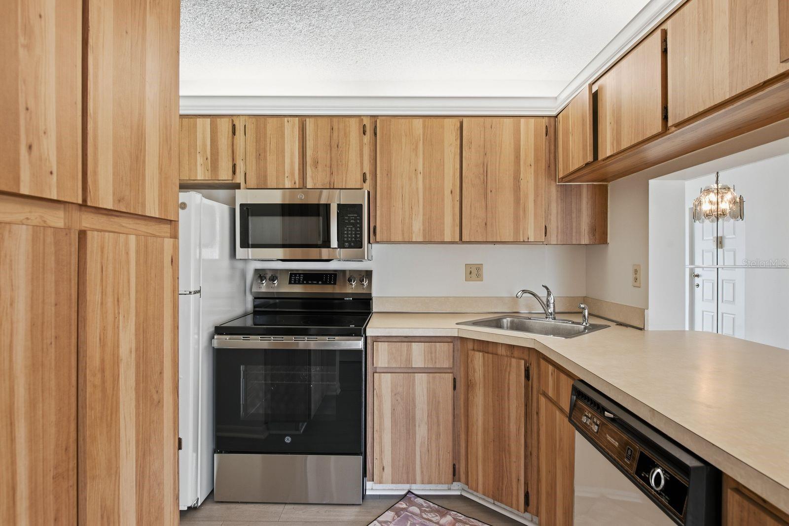 1871 PINE RIDGE WAY W #E1