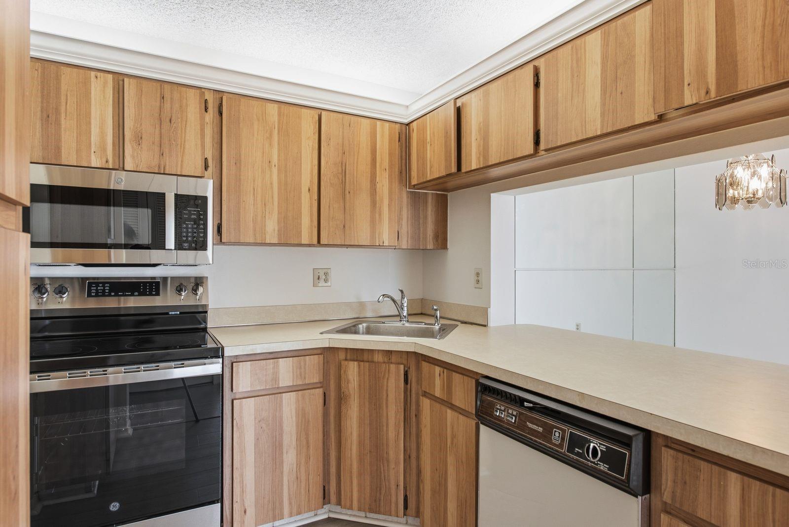 1871 PINE RIDGE WAY W #E1