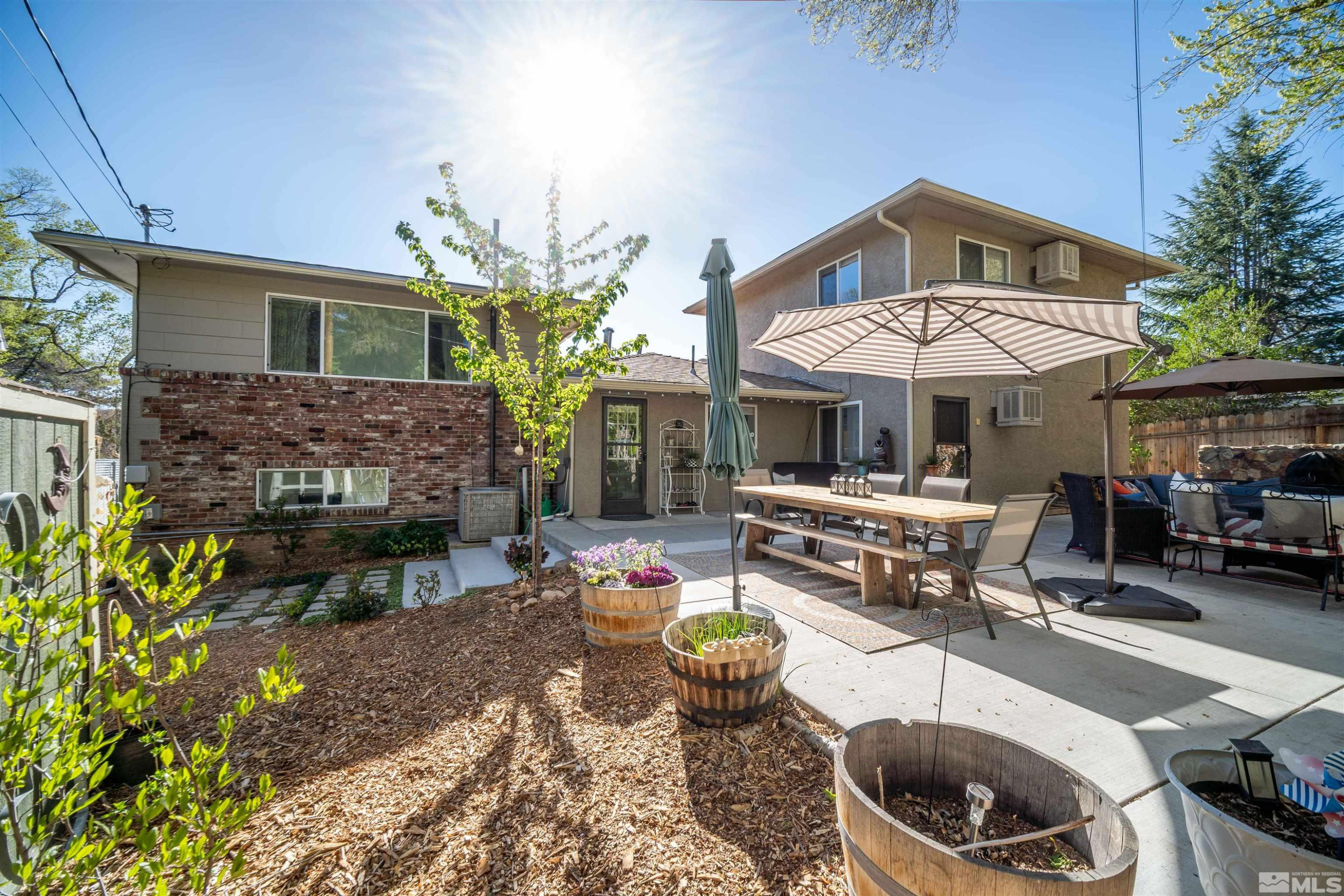 2075 Lakeside Dr.
