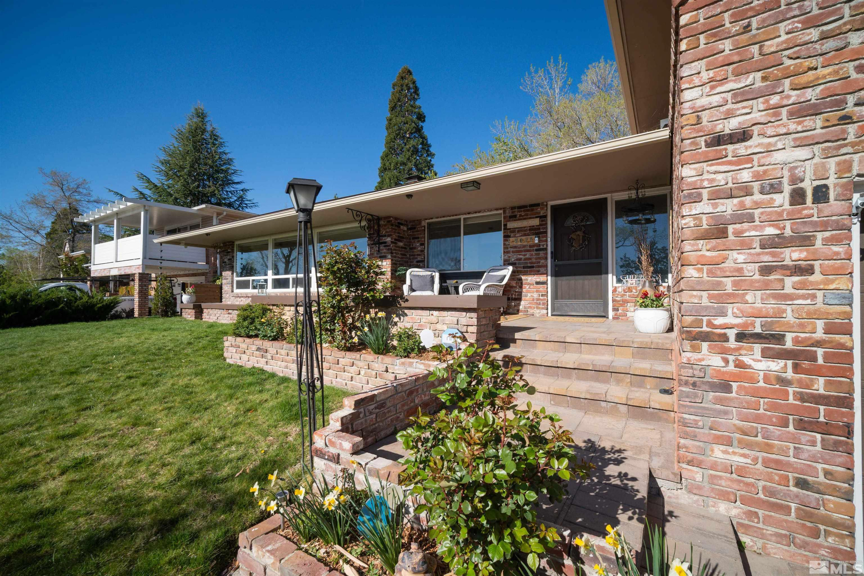 2075 Lakeside Dr.