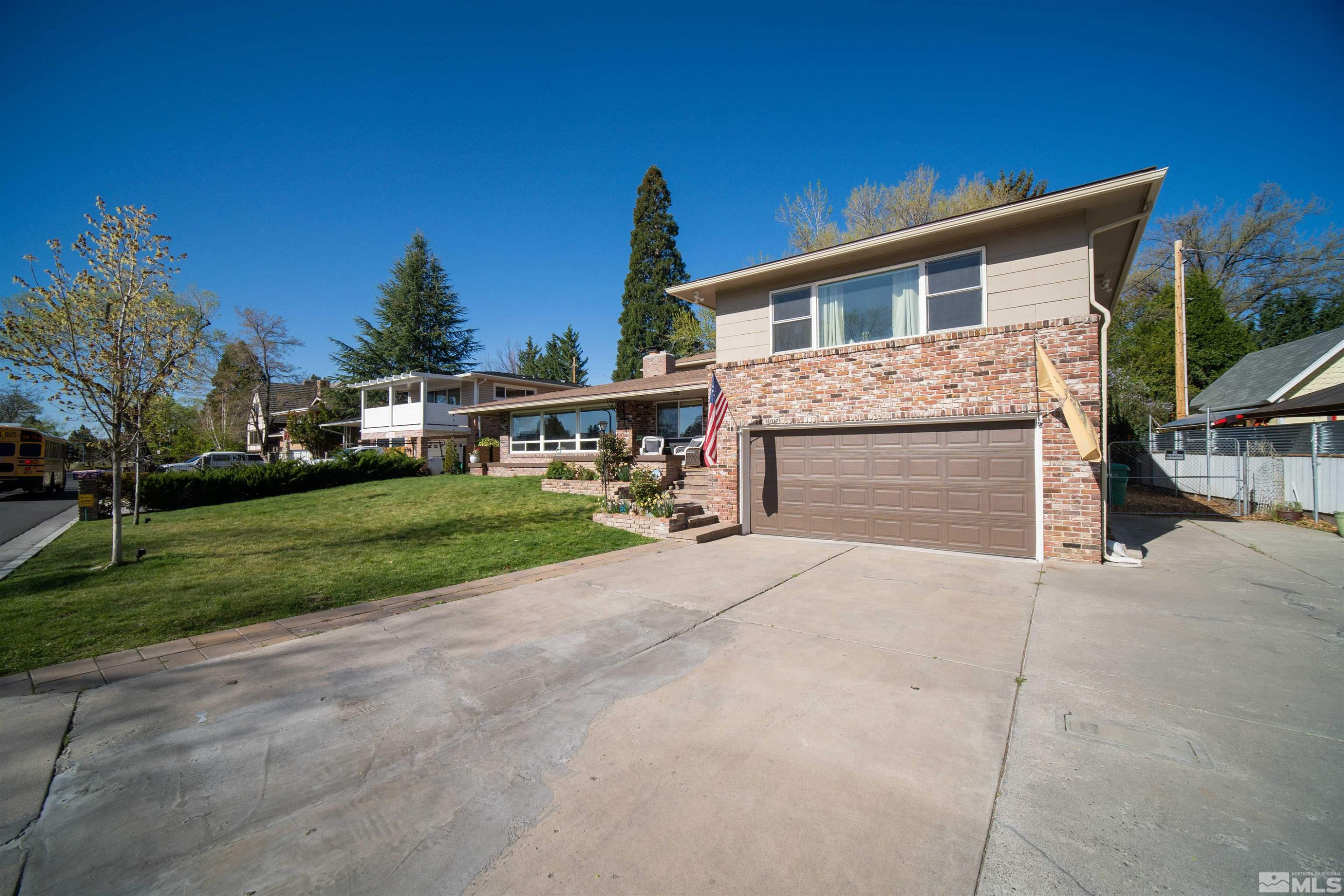 2075 Lakeside Dr.