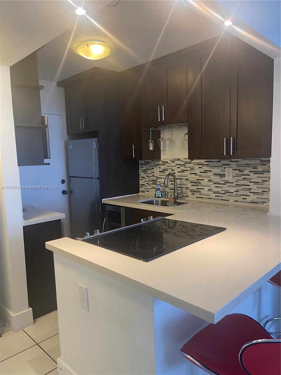2899 Collins Ave # 1105