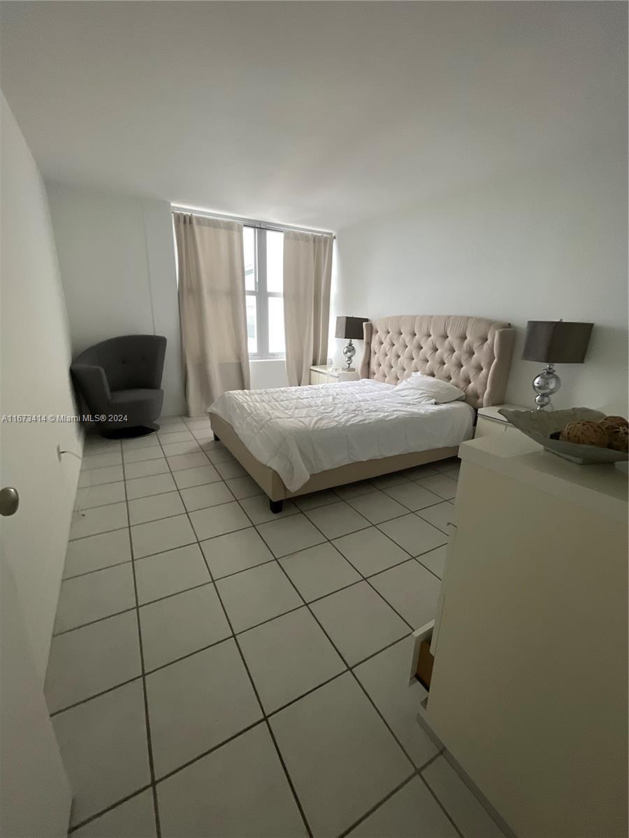 2899 Collins Ave # 1105