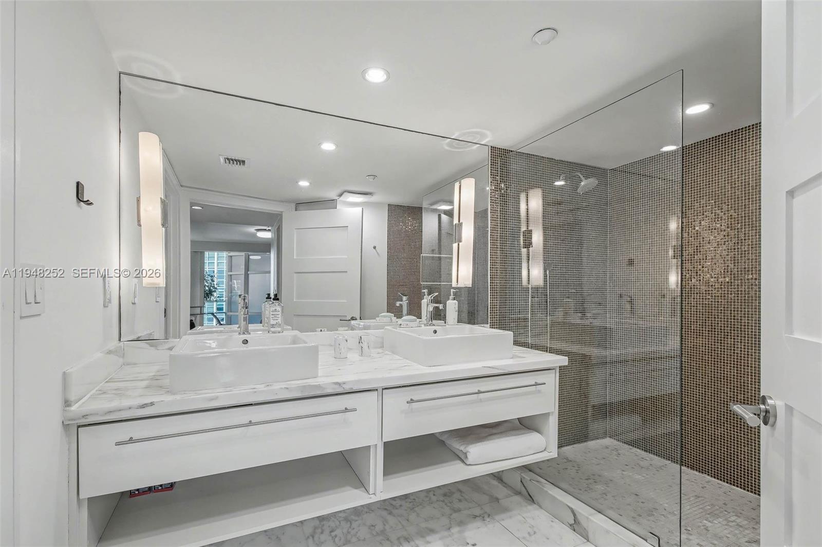 5025 Collins Ave # 903