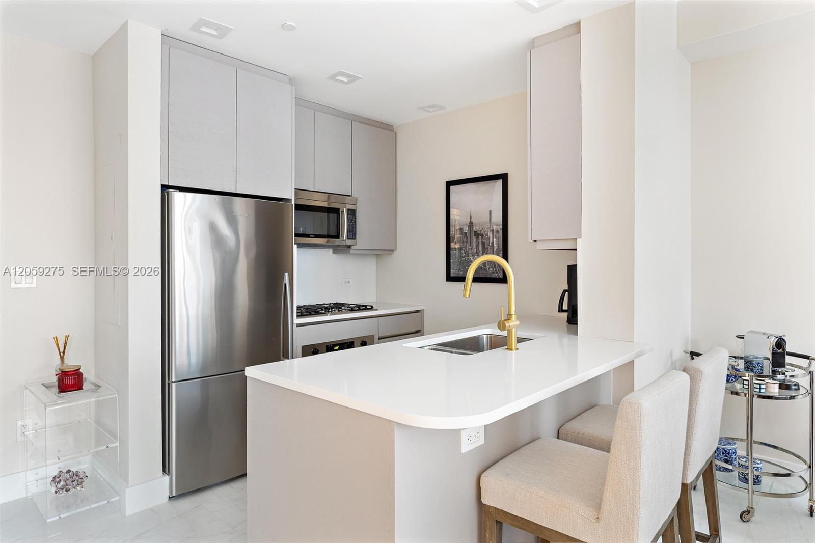 305 W 16 st # 3G