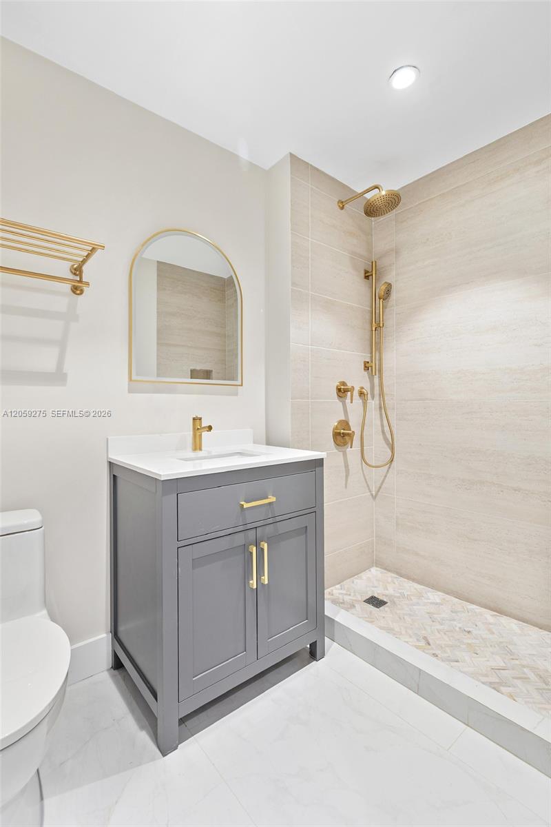 305 W 16 st # 3G