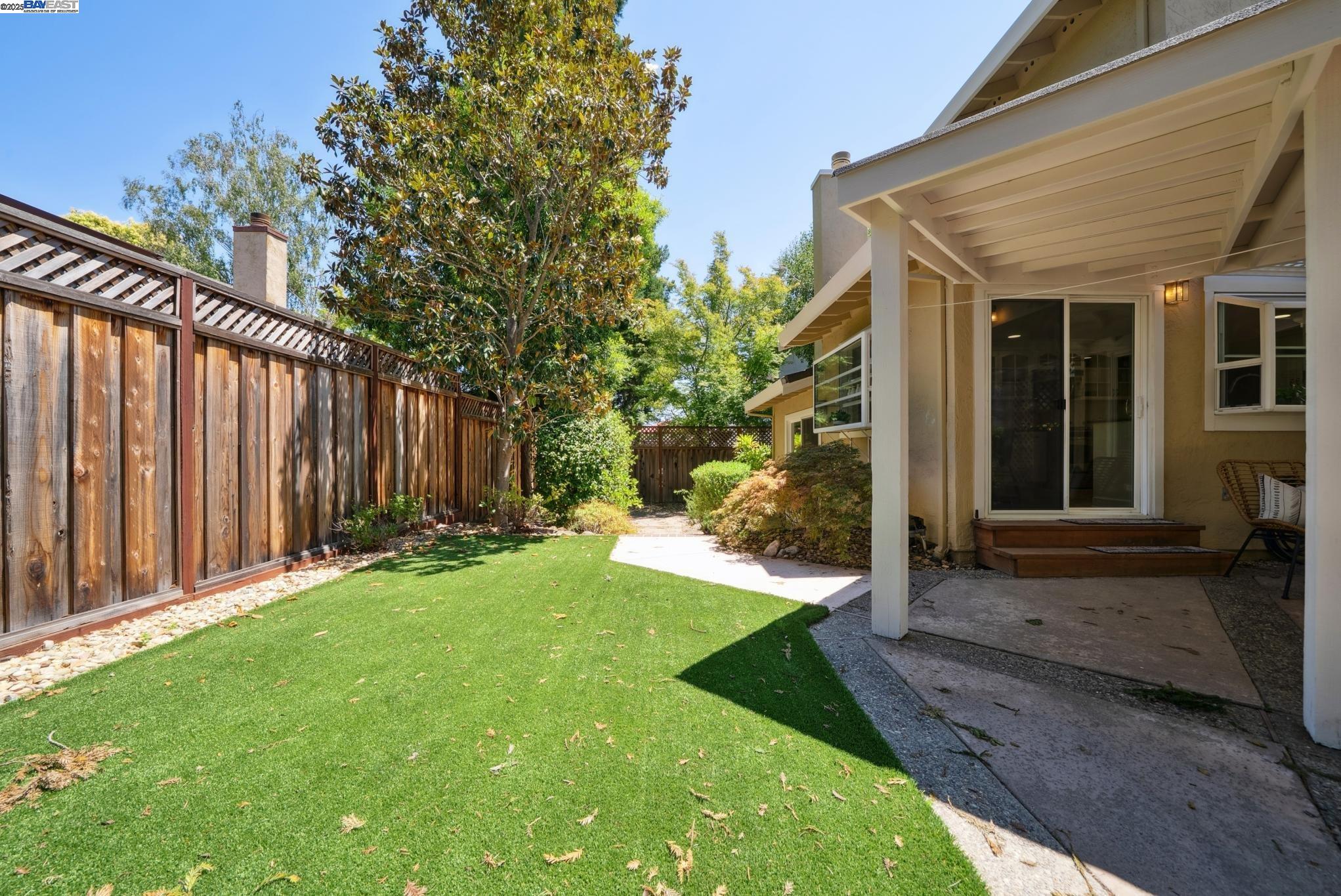 7467 Sundrop Ct