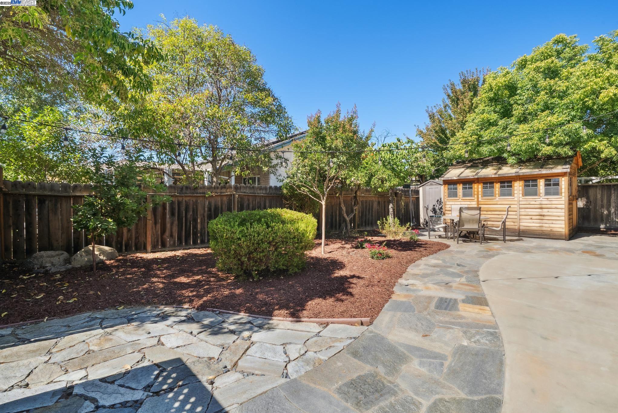 457 Coleen St