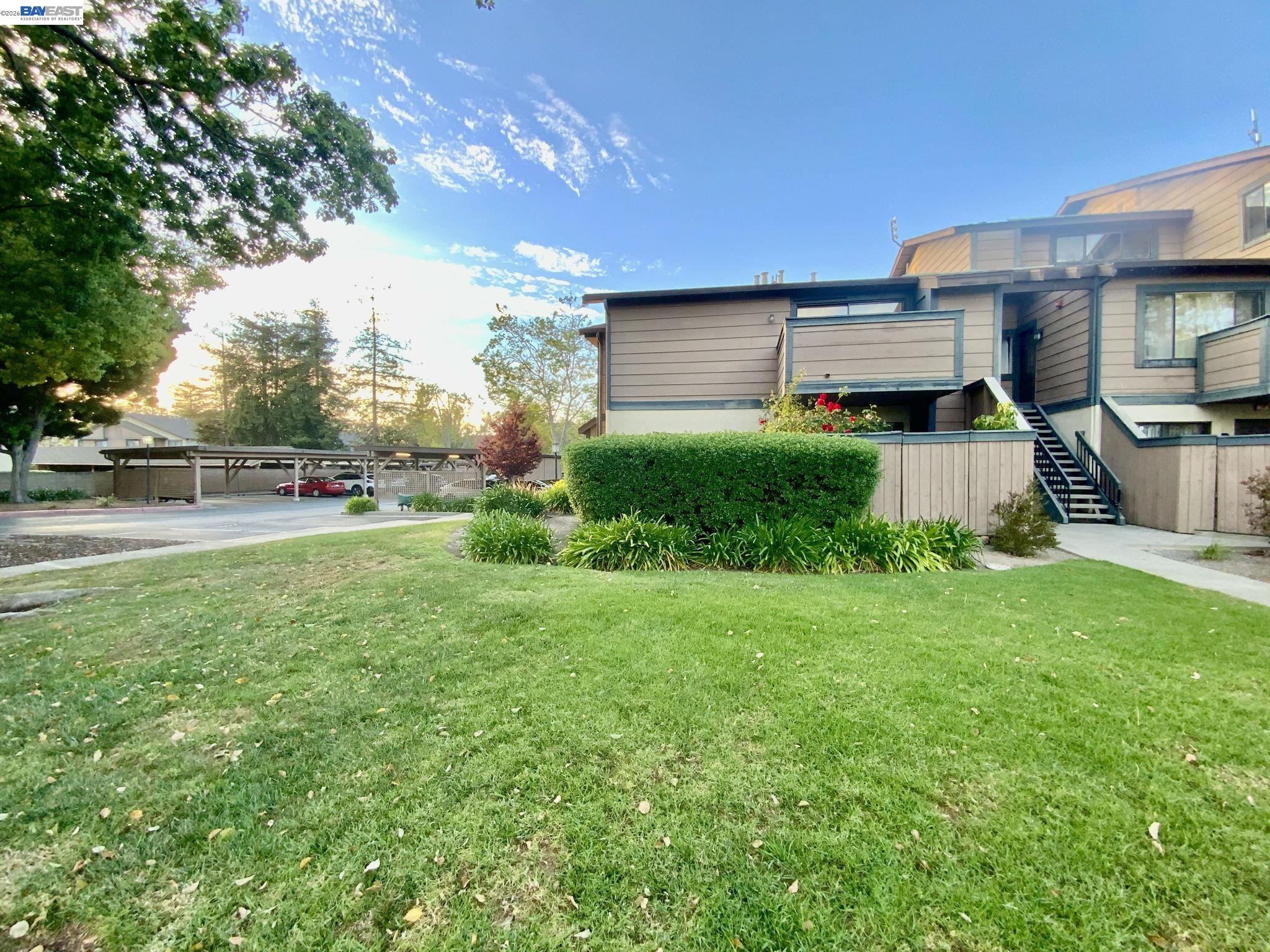 304 Hackamore Ln
