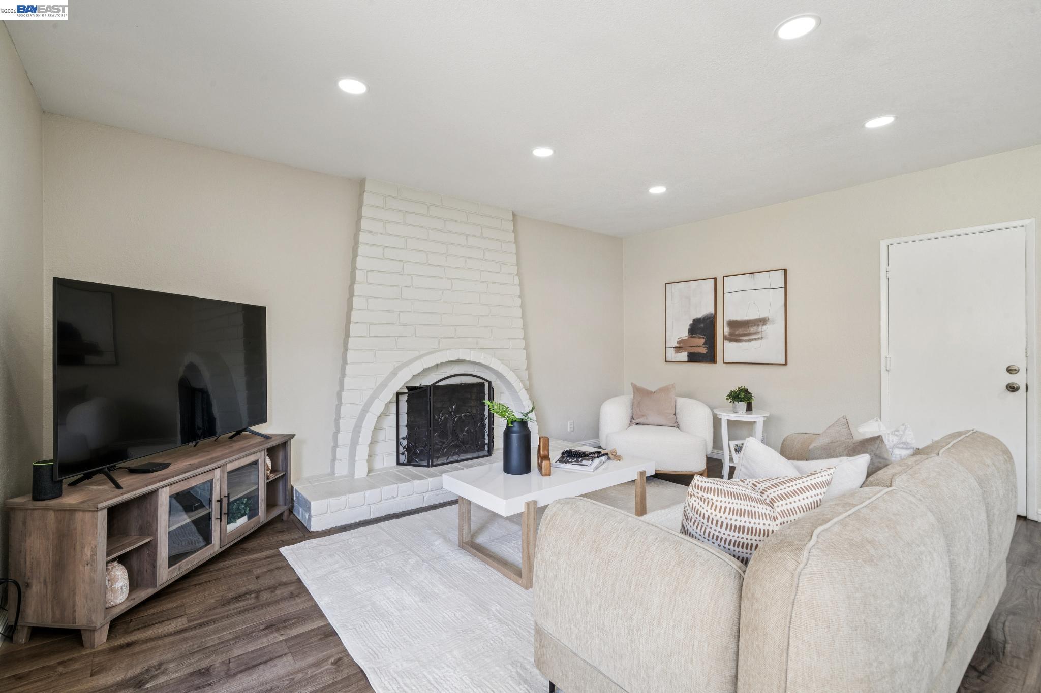 7403 Hillsdale Dr
