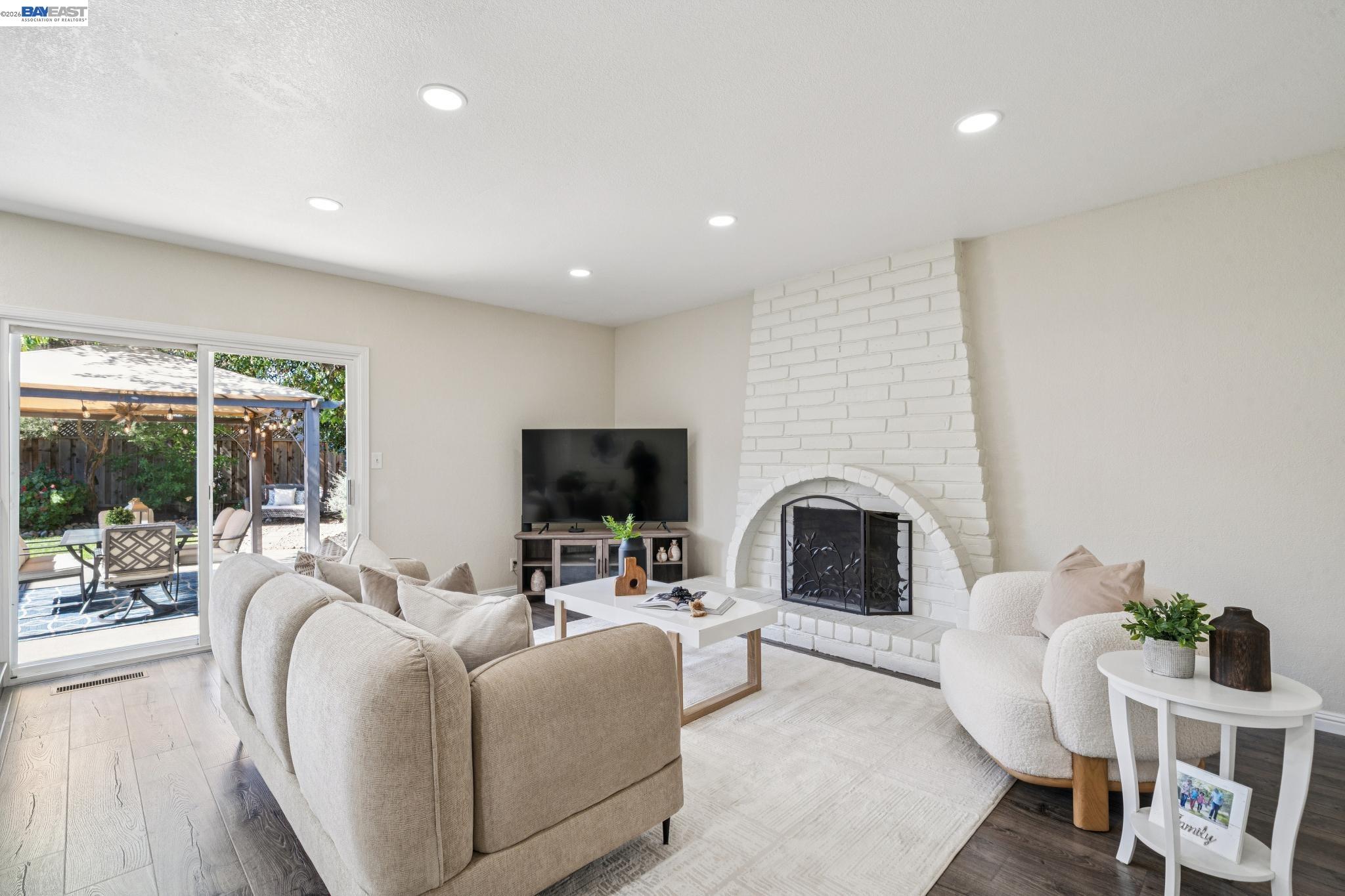 7403 Hillsdale Dr