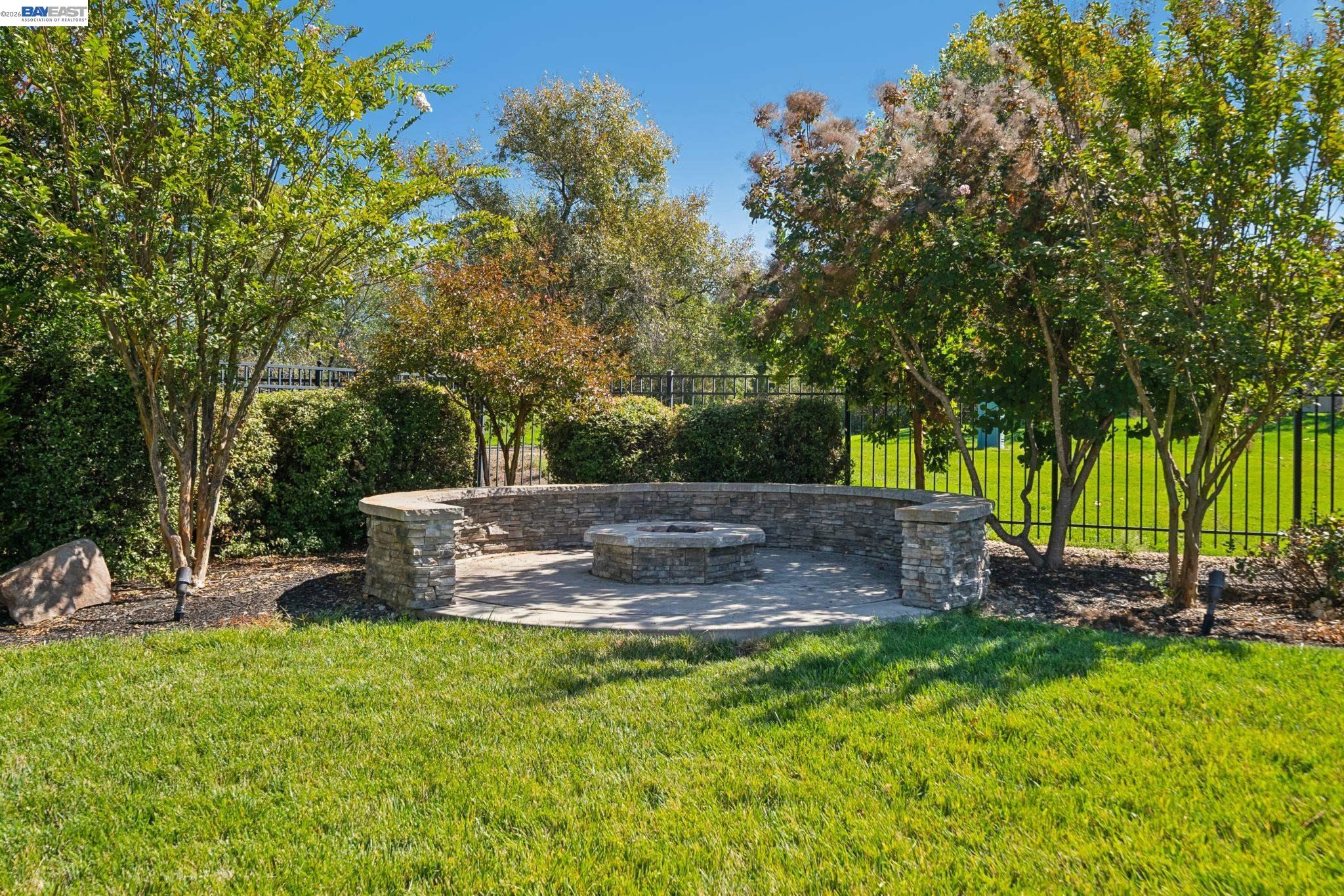 2215 Westbridge Ln