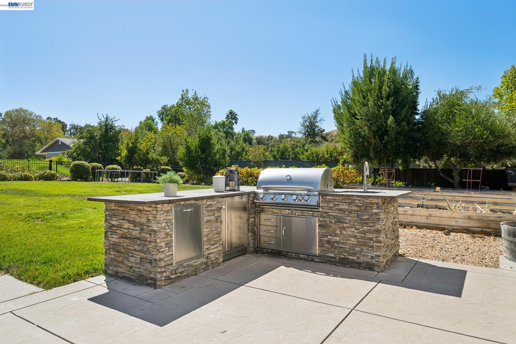 2215 Westbridge Ln