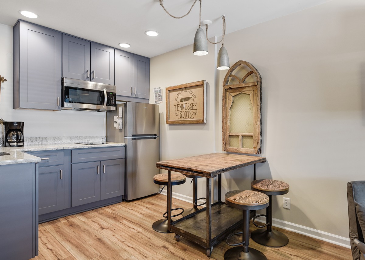 803 Hillview Hts Unit: 207