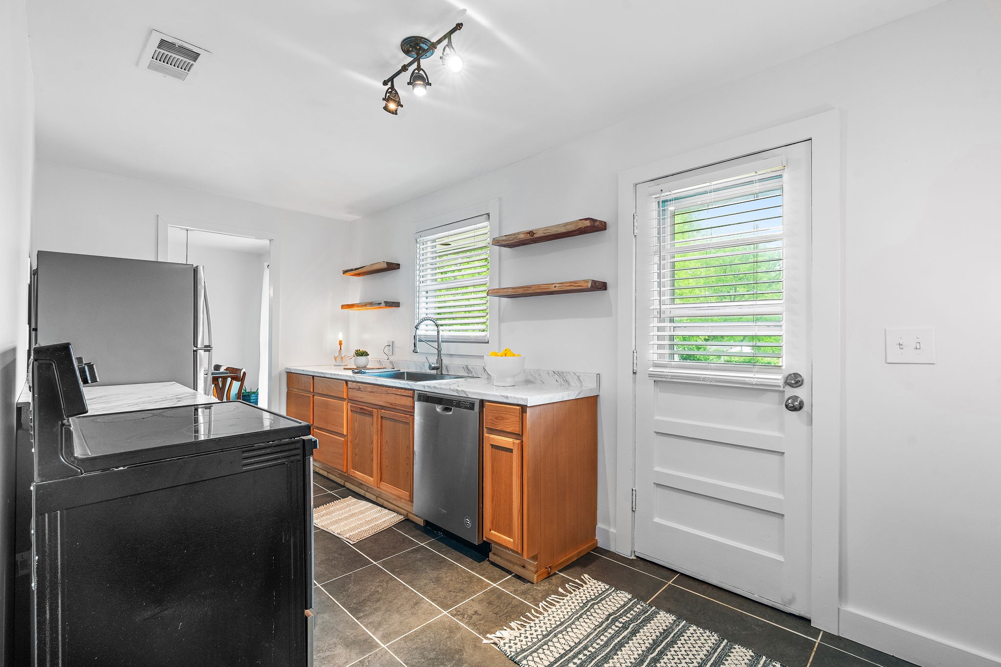 700 Barbara Dr
