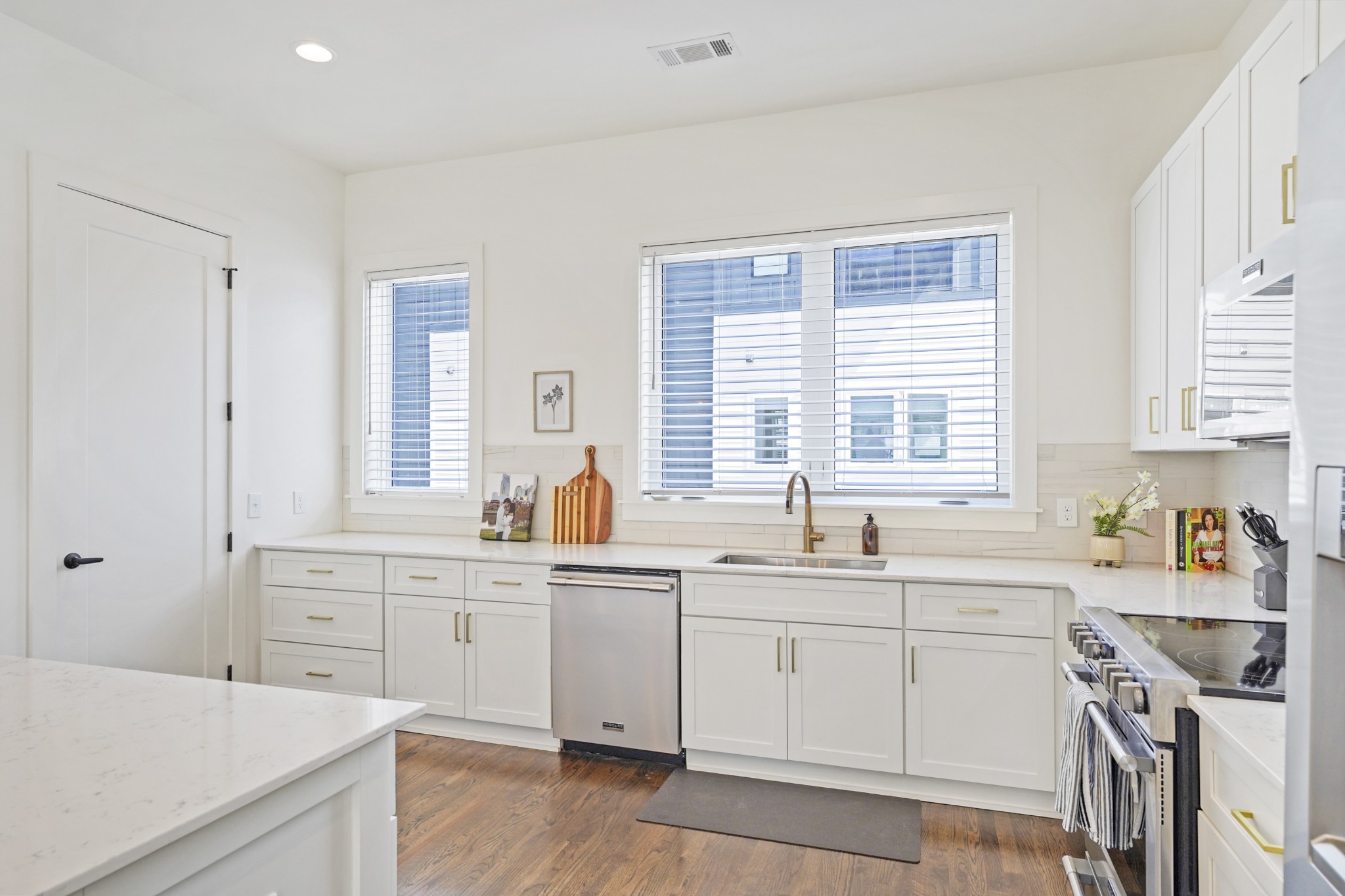 613 Vernon Ave Unit: 1