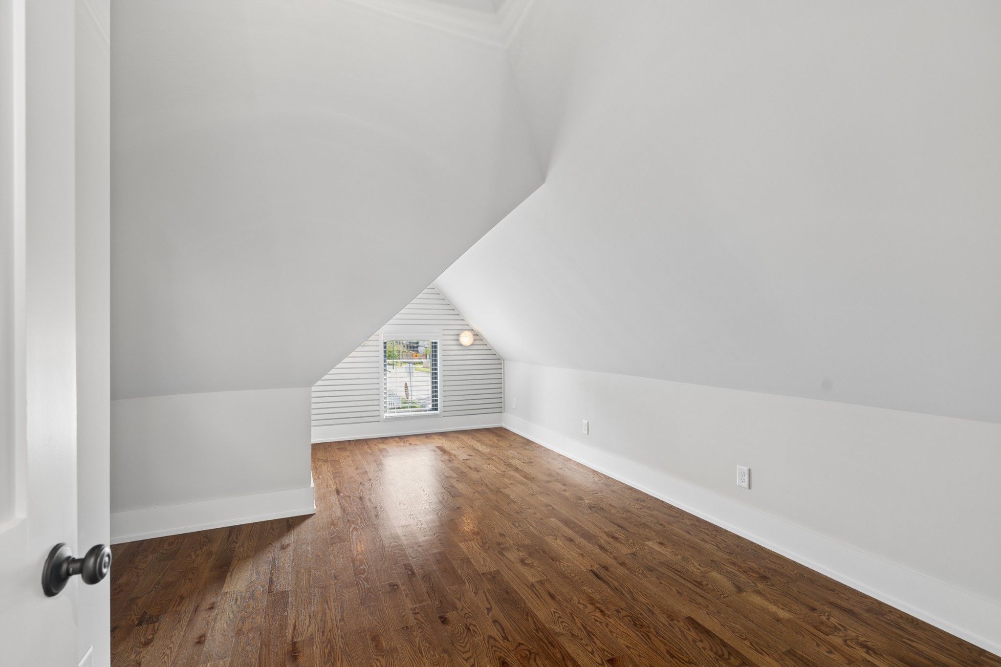 928 Montrose Ave