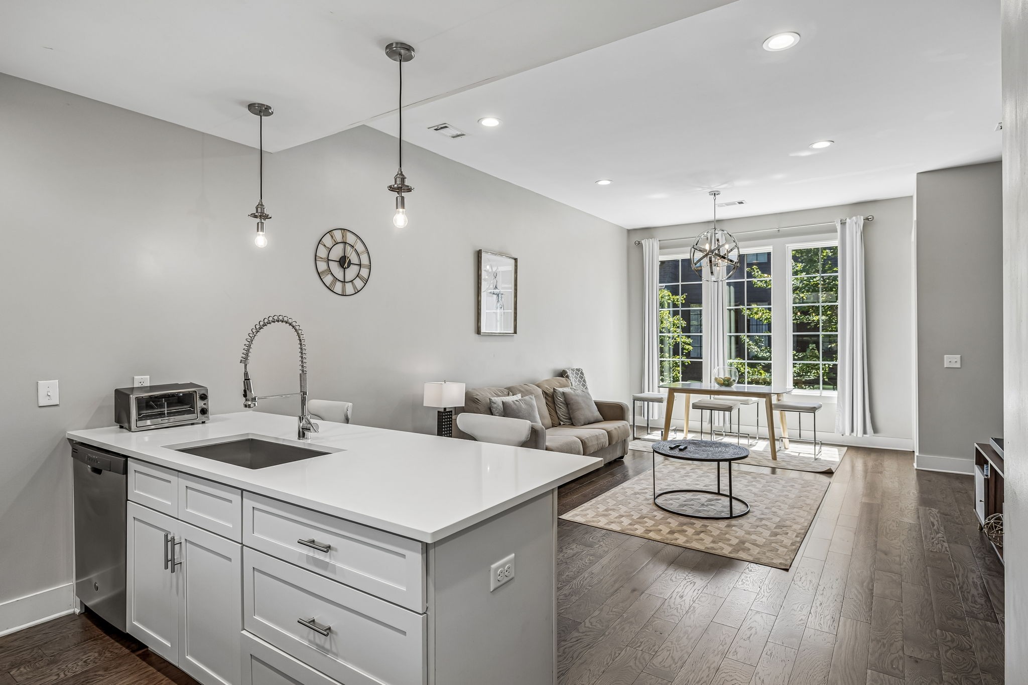 2021 Beech Ave Unit: 4