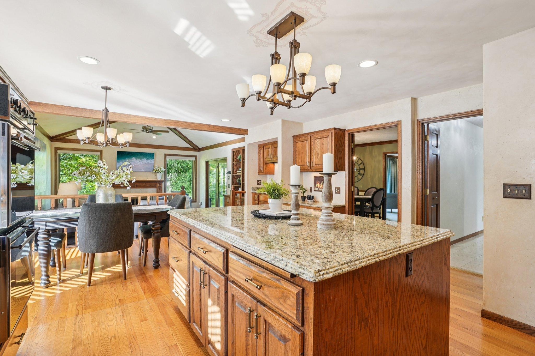 3665 Vinewood Lane N