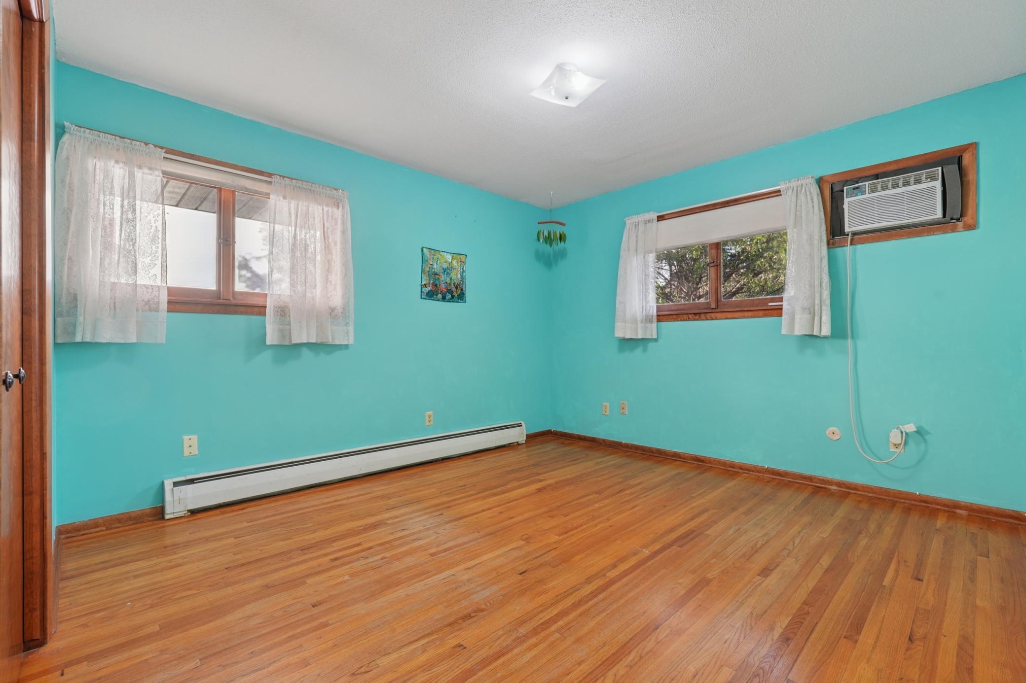 990 Hawthorne Avenue E