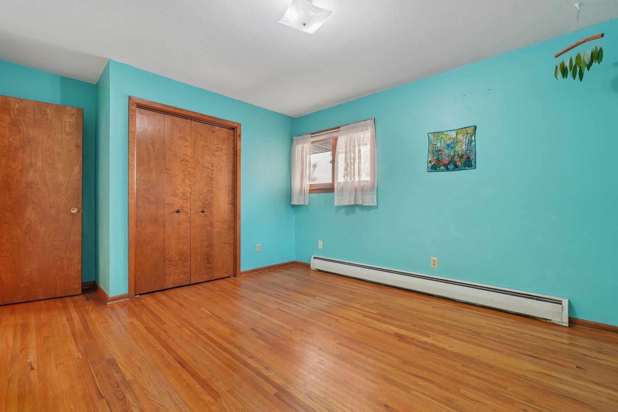 990 Hawthorne Avenue E