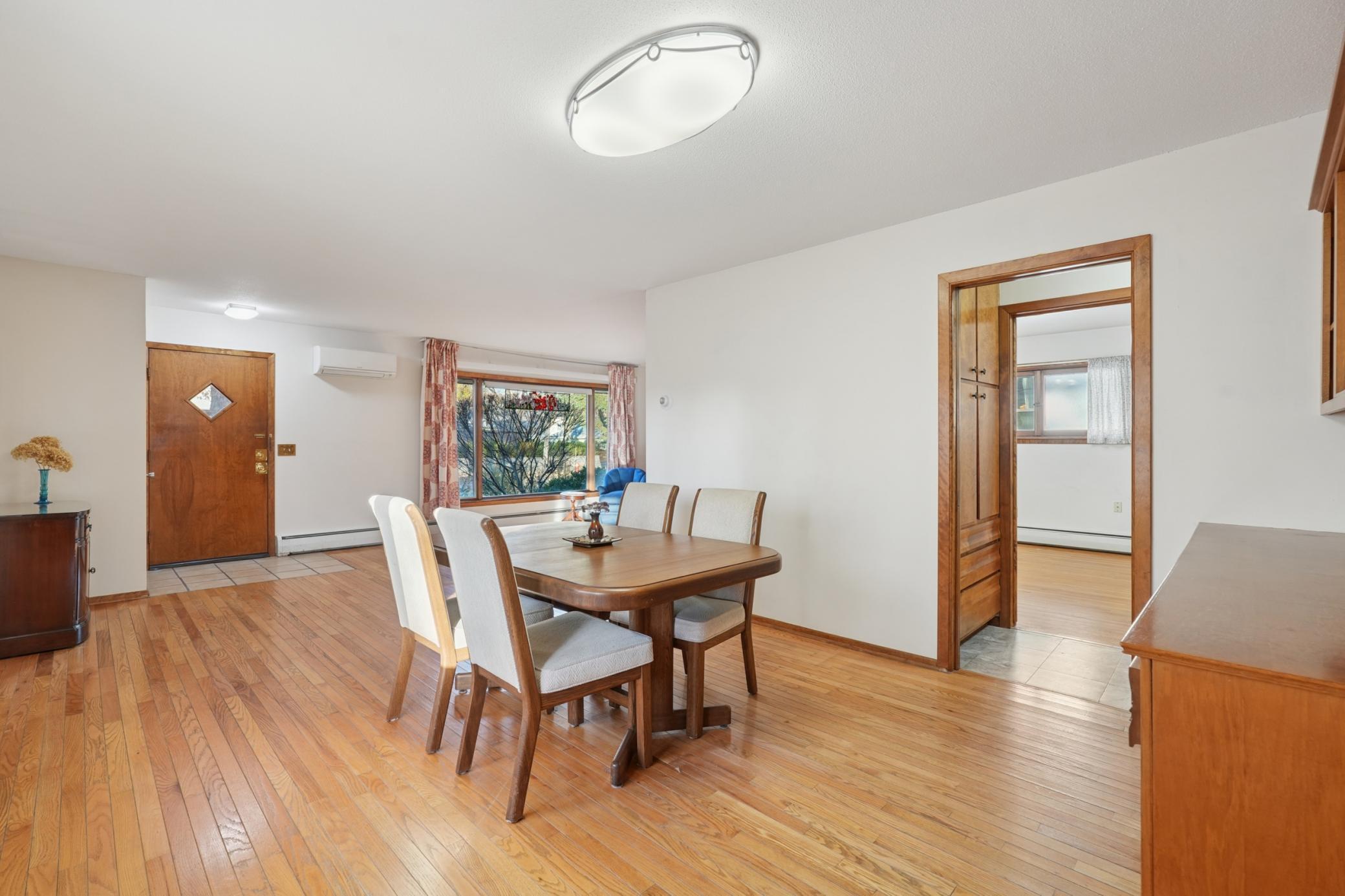 990 Hawthorne Avenue E