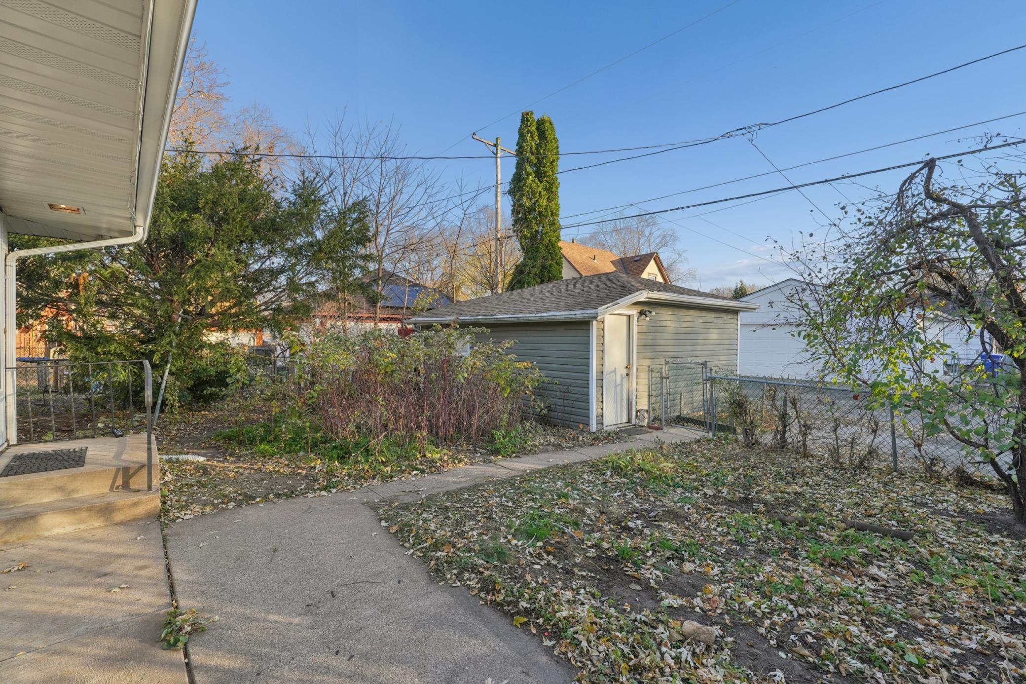 990 Hawthorne Avenue E