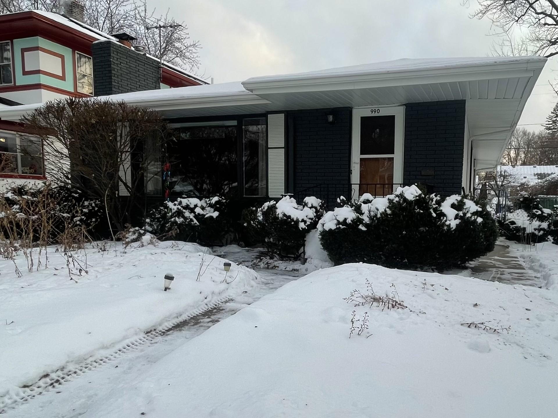 990 Hawthorne Avenue E