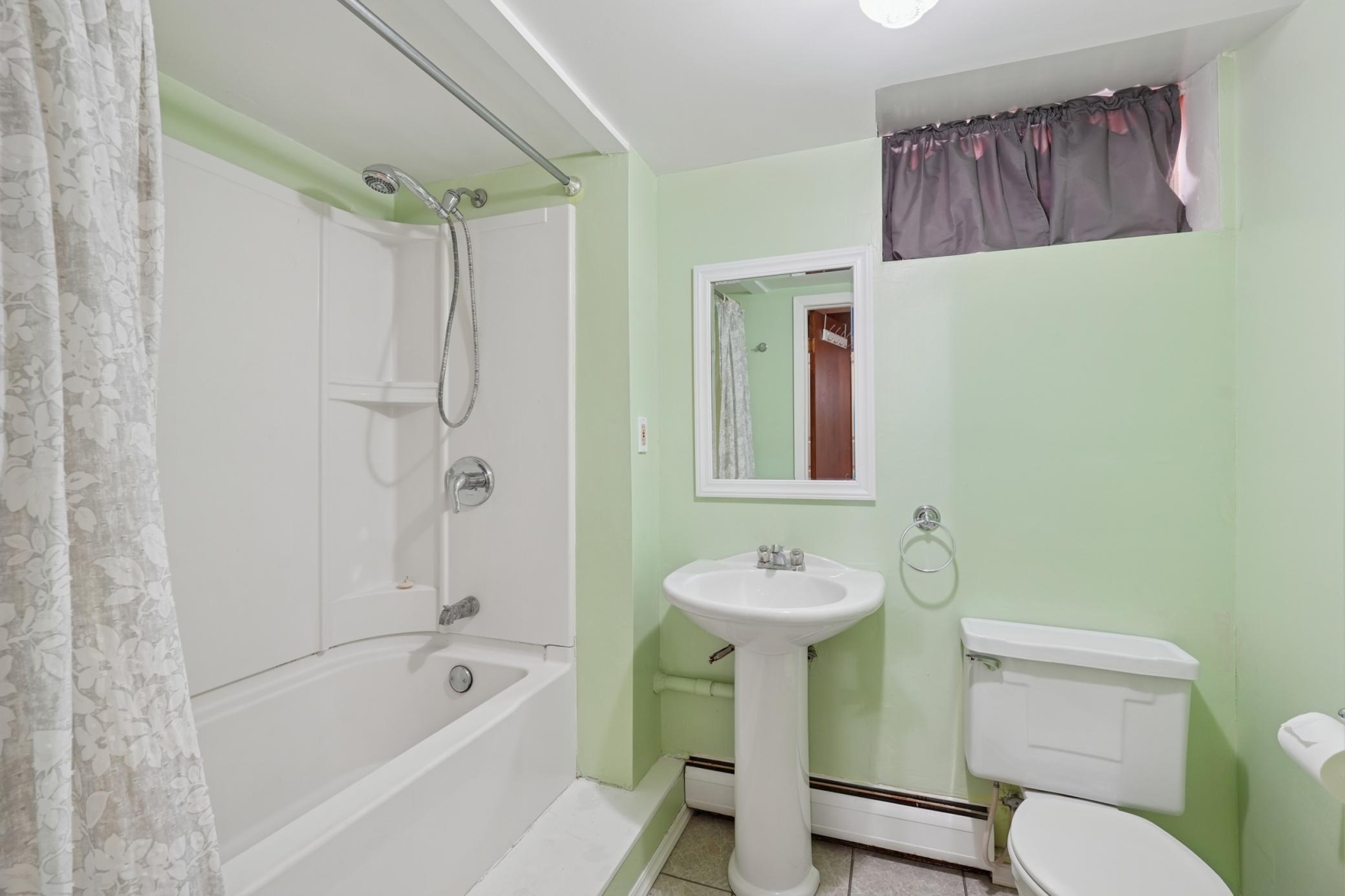 990 Hawthorne Avenue E