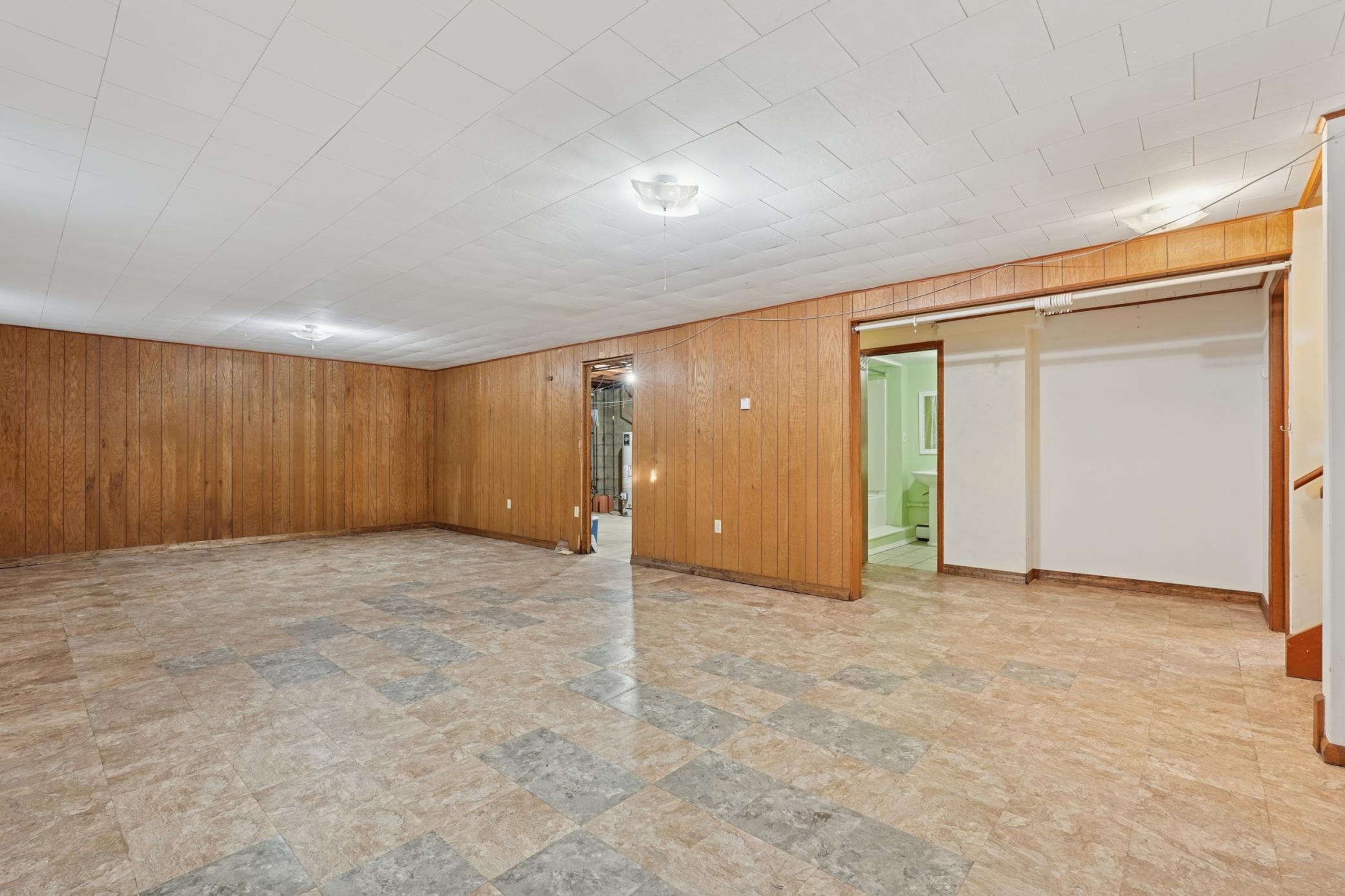 990 Hawthorne Avenue E