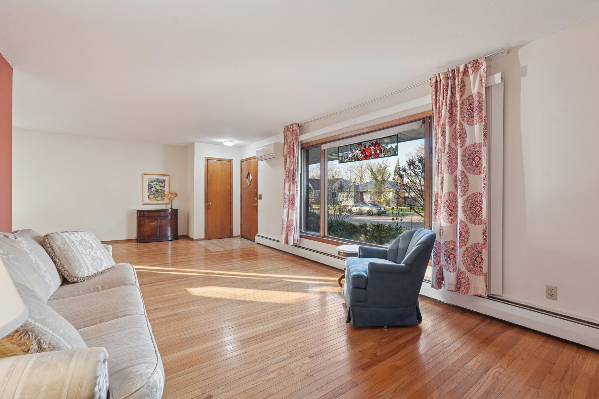 990 Hawthorne Avenue E