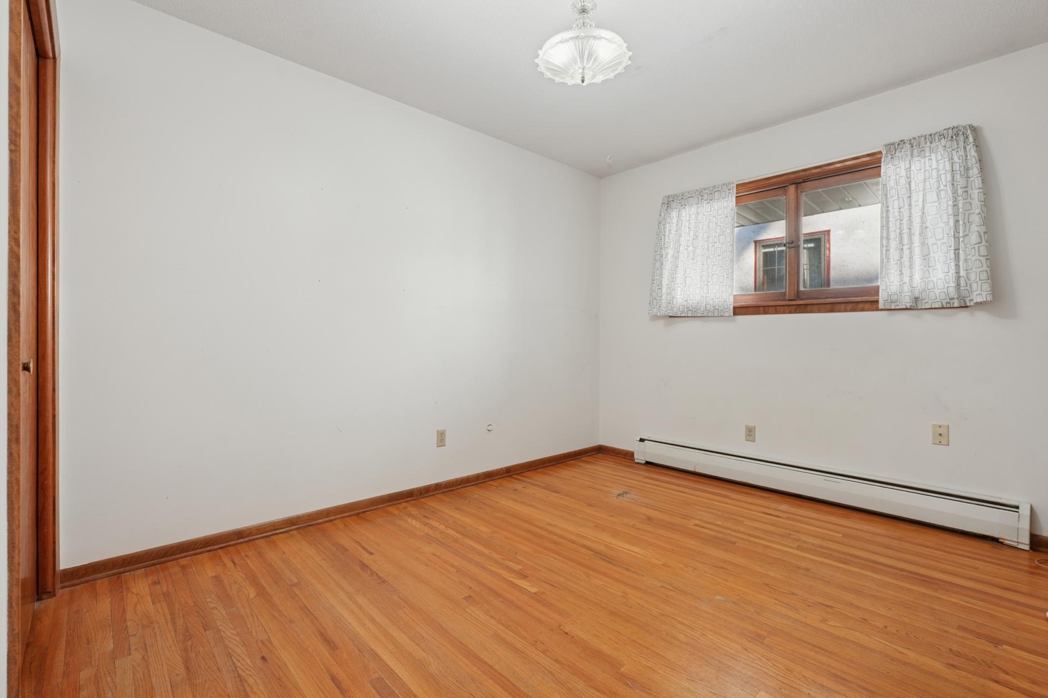 990 Hawthorne Avenue E