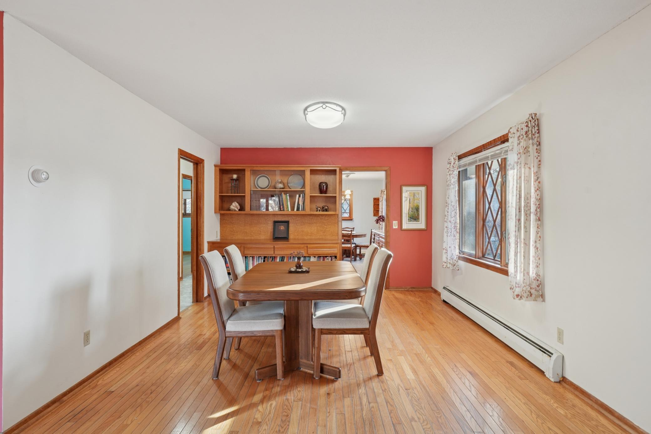 990 Hawthorne Avenue E