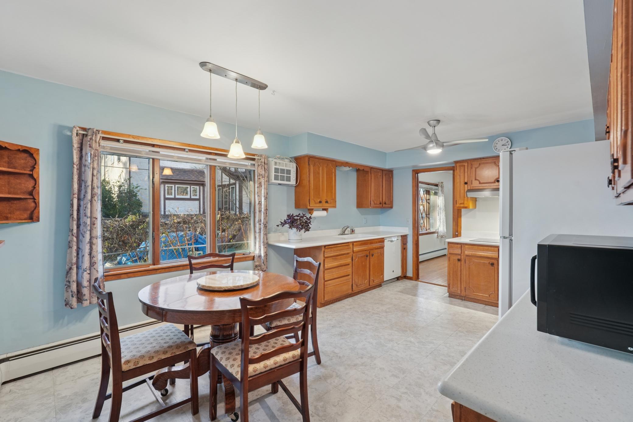 990 Hawthorne Avenue E