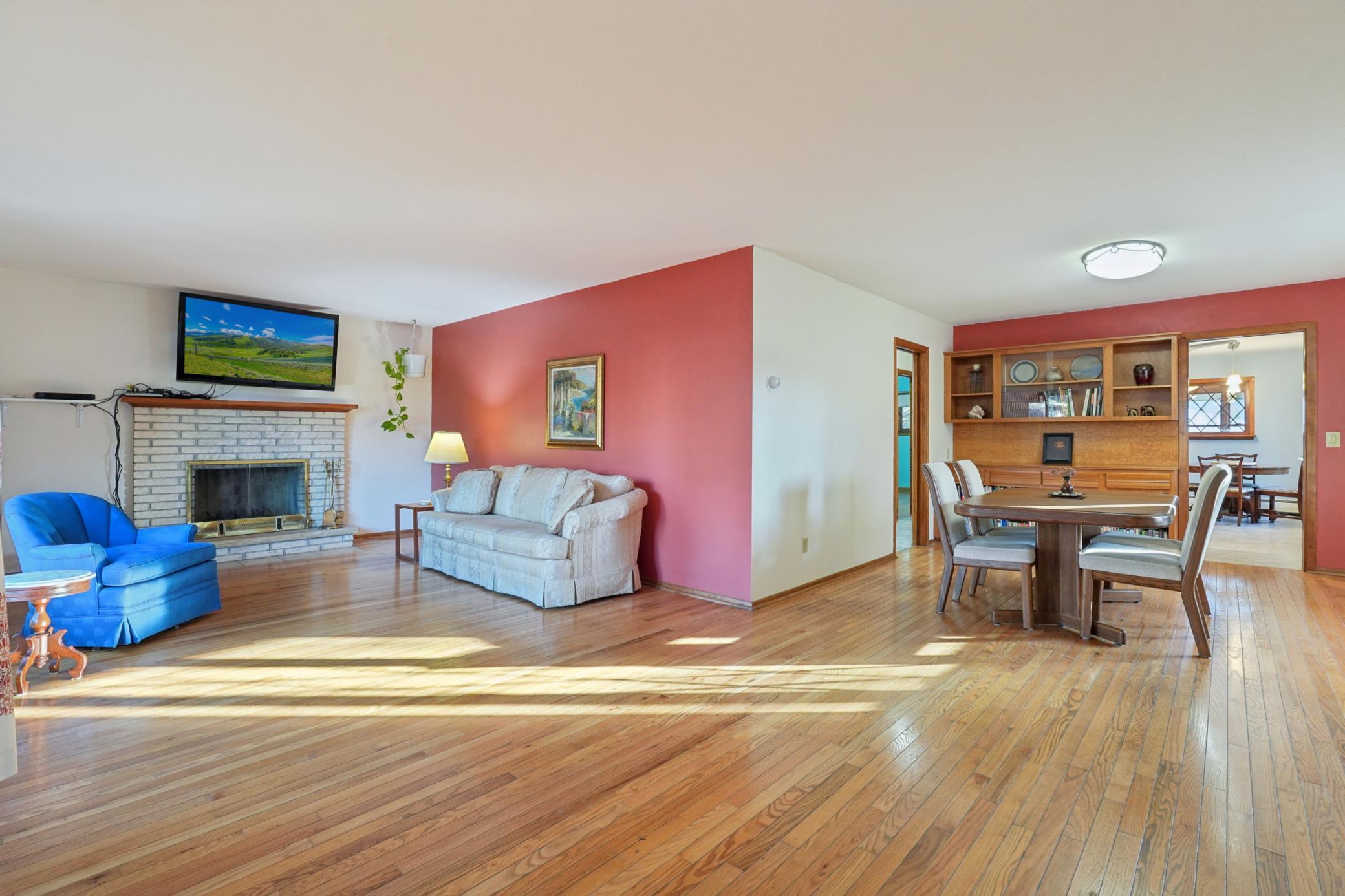 990 Hawthorne Avenue E