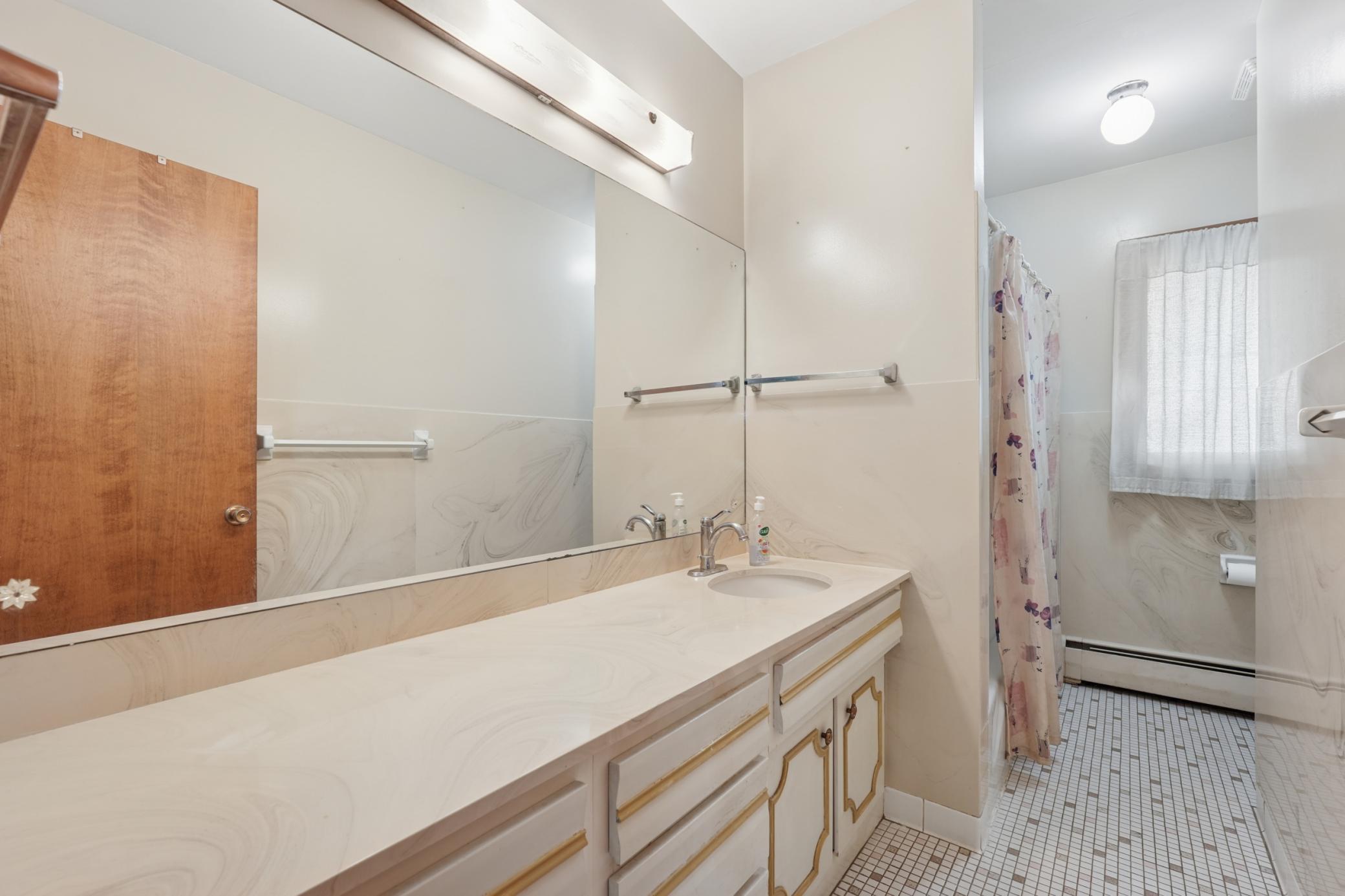 990 Hawthorne Avenue E