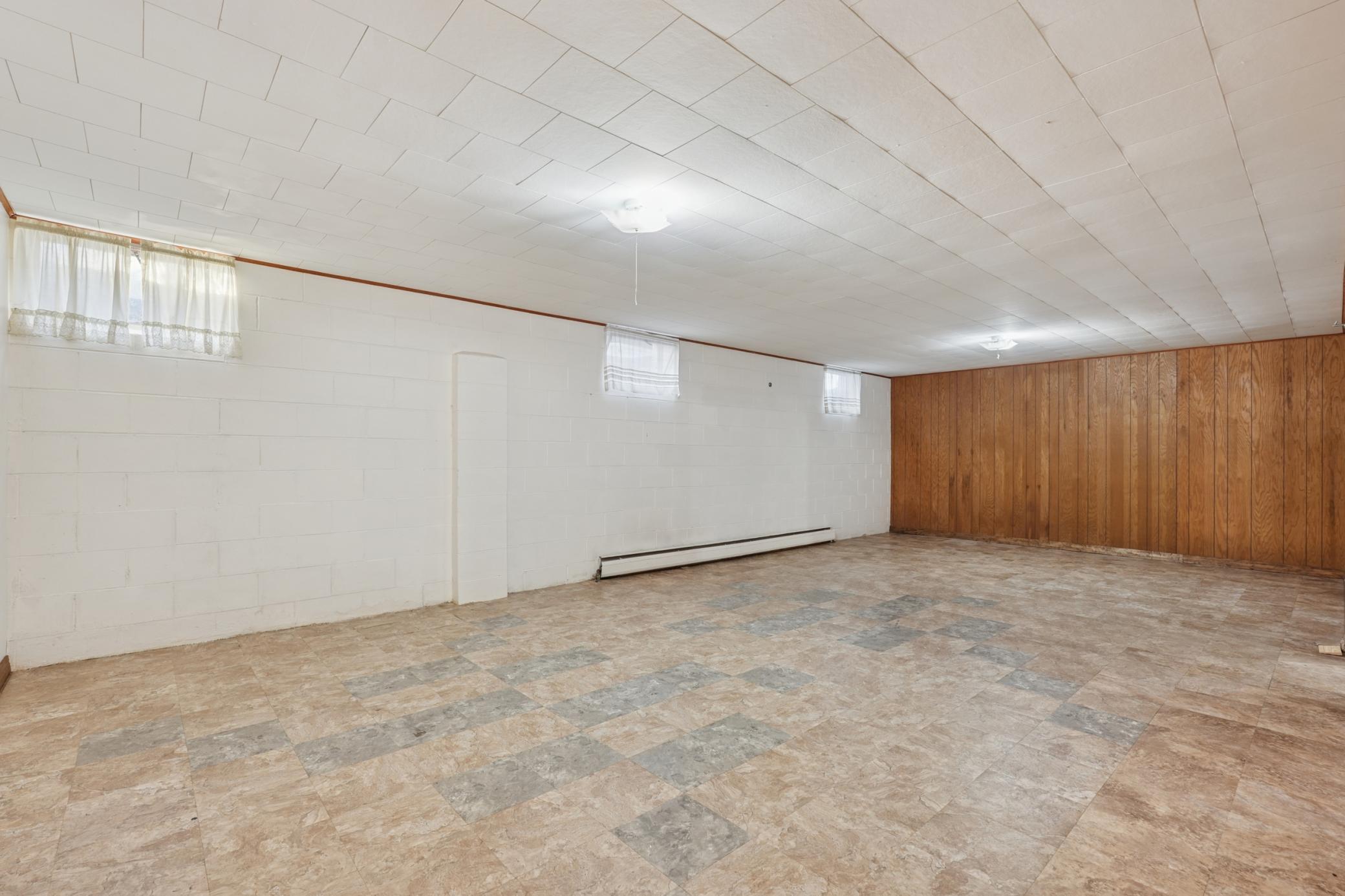 990 Hawthorne Avenue E